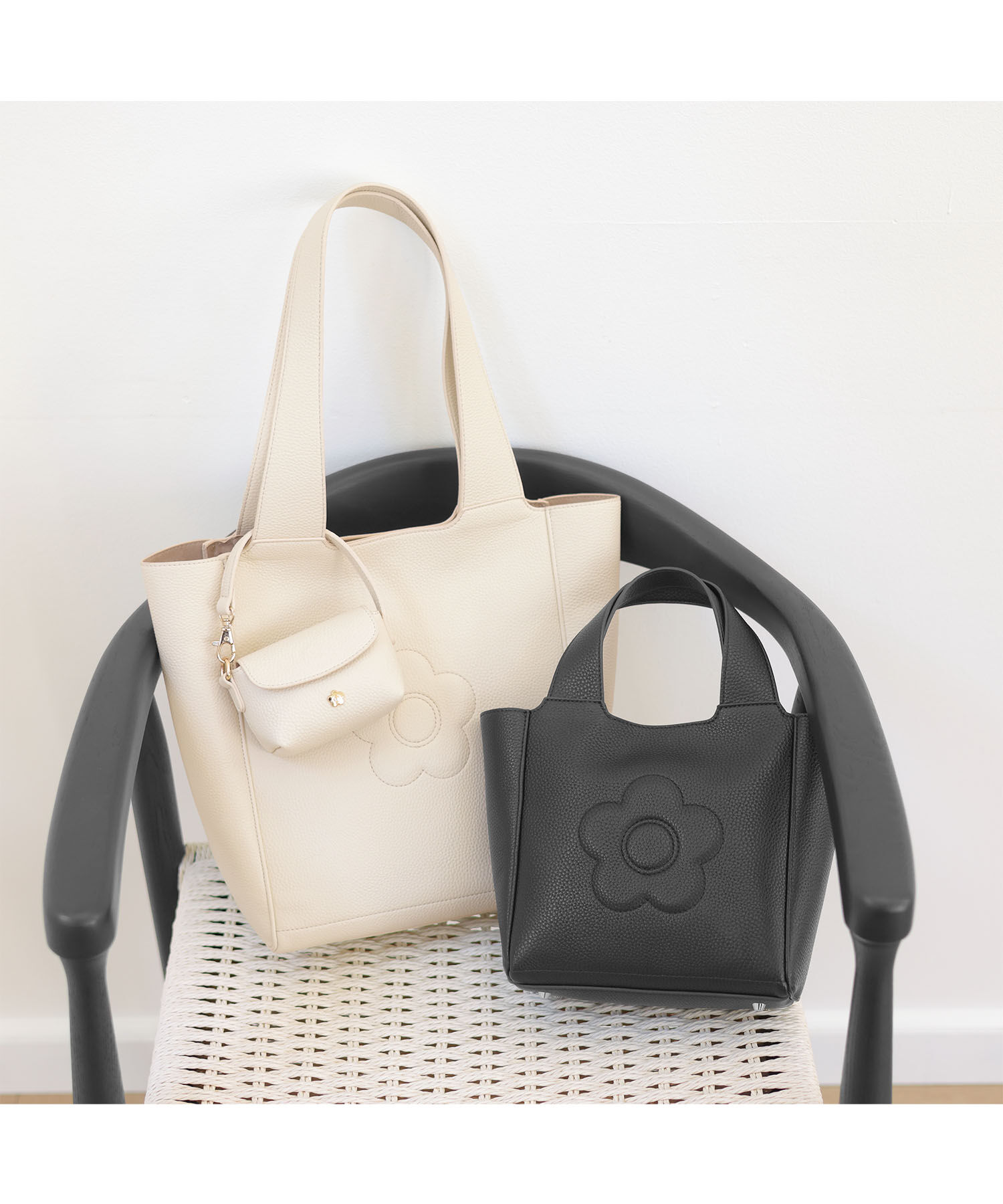 MARY QUANT「インナースエードデイジー ミニバッグチャームポーチ」|キーケース|