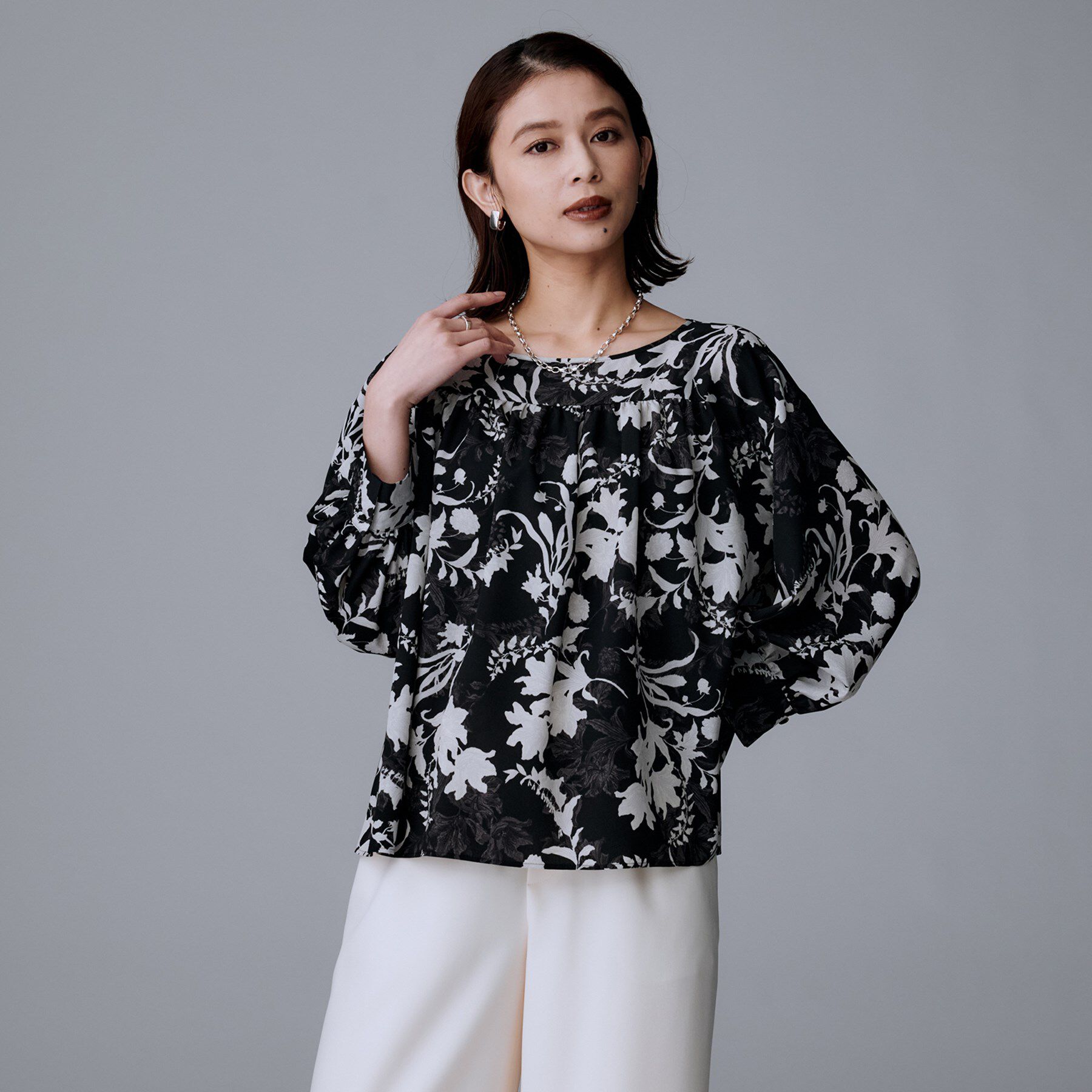 UNTITLED「【洗える/セットアップ可能】オーナメントフラワー ブラウス」|シャツ・ブラウス|ブラック(119)