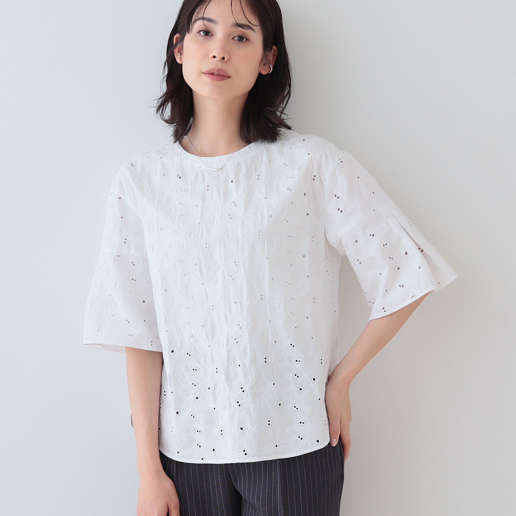 INDIVI「【洗える】フラワーカット刺繍フレアスリーブブラウス」|シャツ・ブラウス|ホワイト(001)