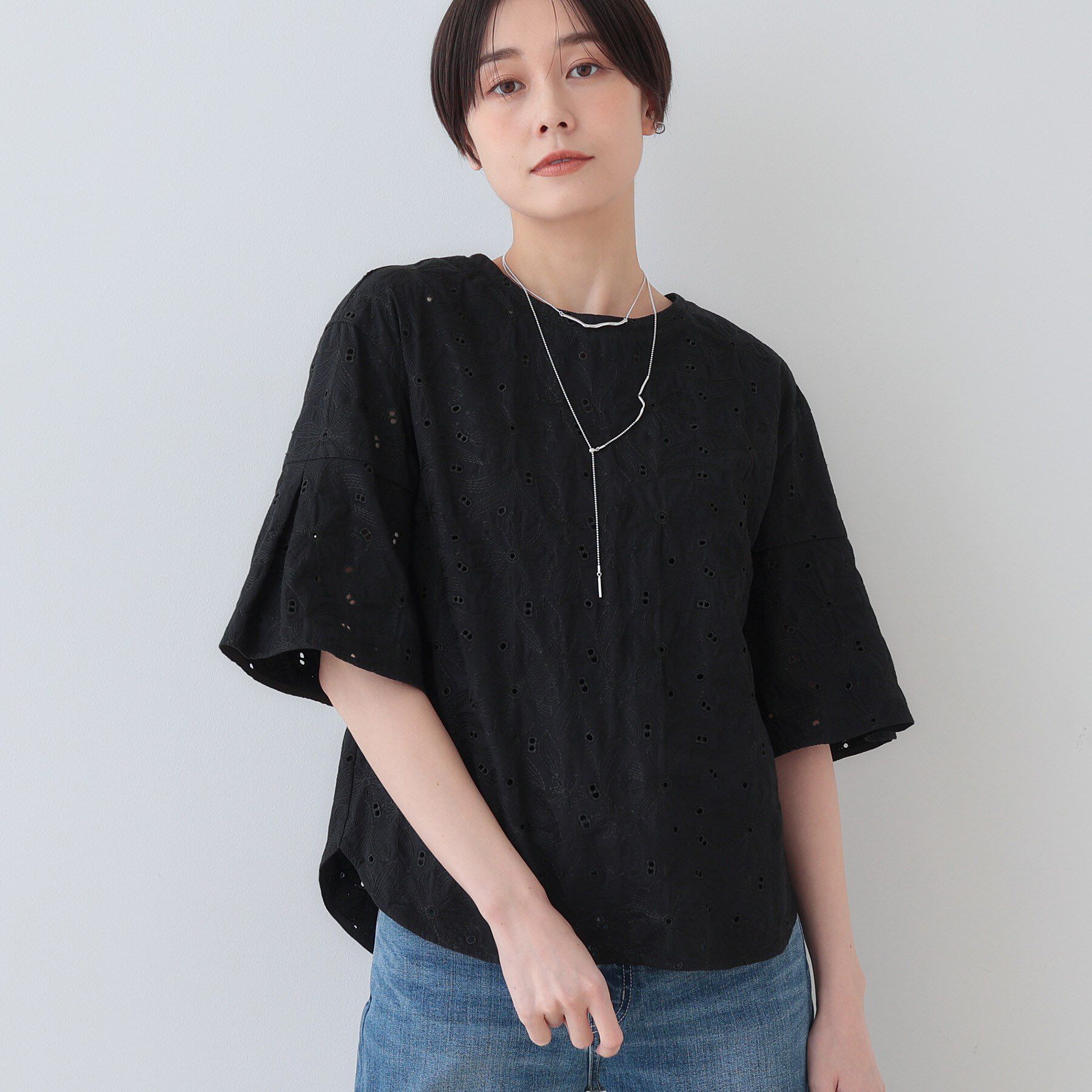 INDIVI「【洗える】フラワーカット刺繍フレアスリーブブラウス」|シャツ・ブラウス|ブラック(019)