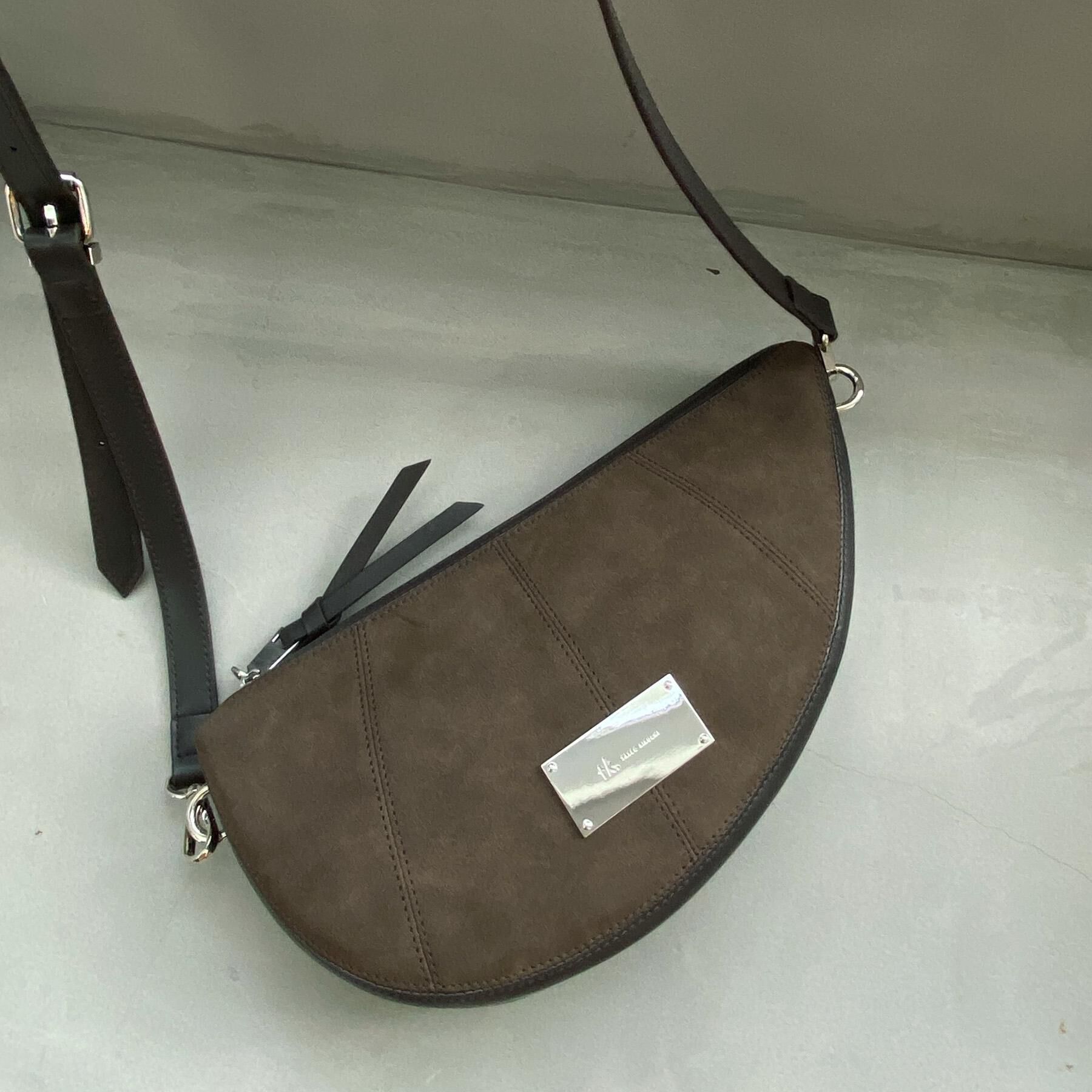 tk.TAKEO KIKUCHI「アシンメトリーハーフムーンショルダーバッグ」|ショルダー・メッセンジャー|ブラウン(244)