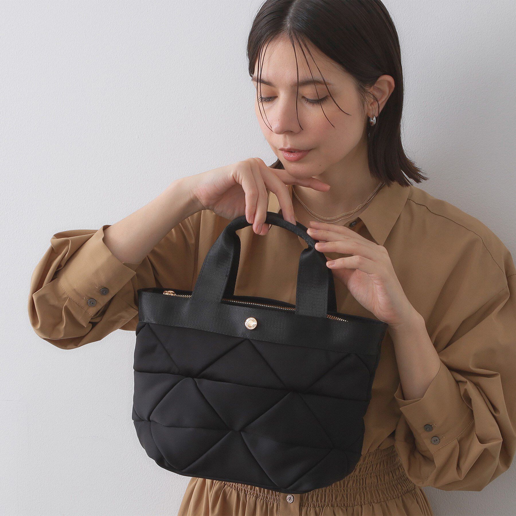 OPAQUE.CLIP「【2WAY／軽量】トライアングルキルティングミドルトートバッグ」|トートバッグ|ブラック(019)