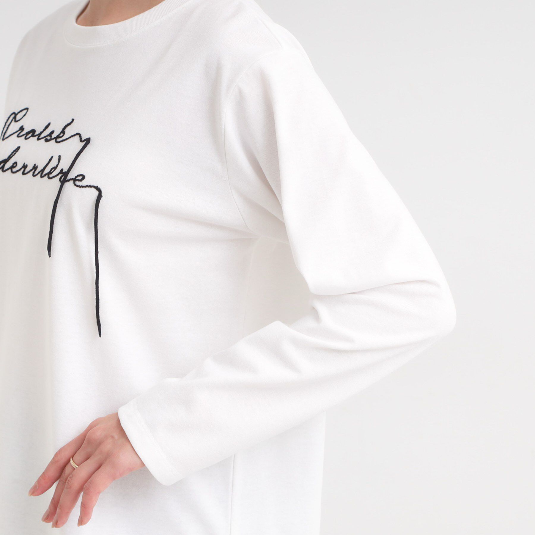 SHOO･LA･RUE「【洗濯機可/S-LL】周りと差がつく チェーンステッチロゴロンT」|Tシャツ・カットソー|