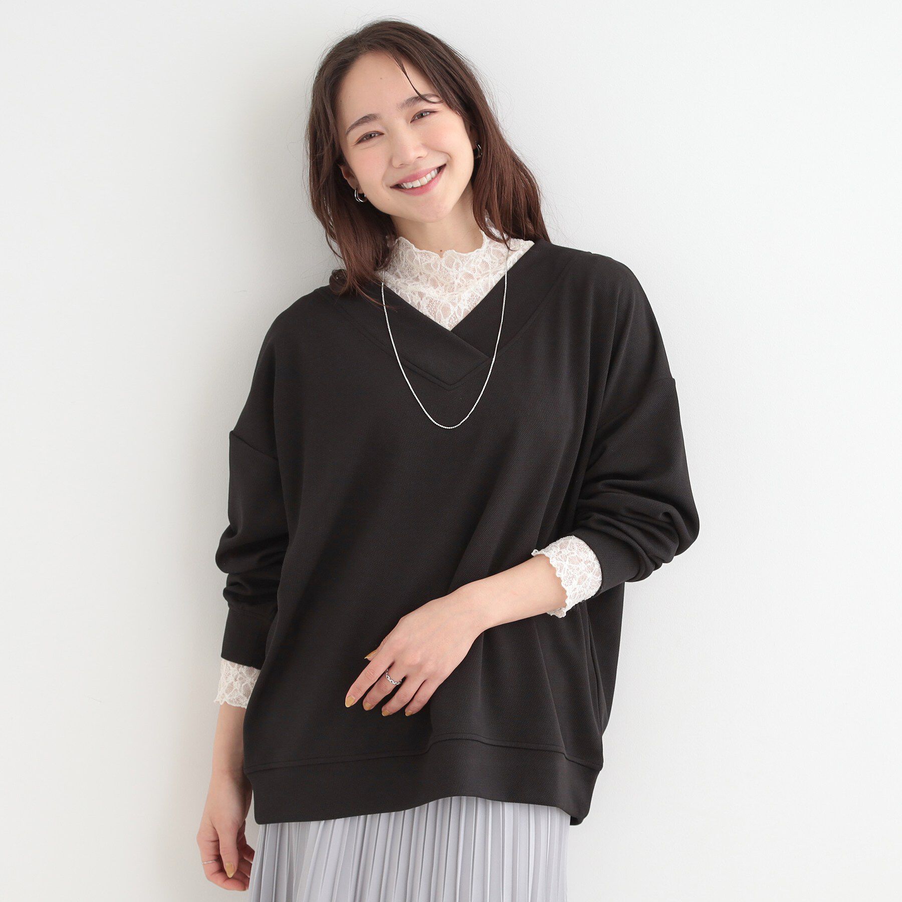 SHOO･LA･RUE「【洗濯機可】インせずすっきり見え。カットツイルVネックトップス」|Tシャツ・カットソー|