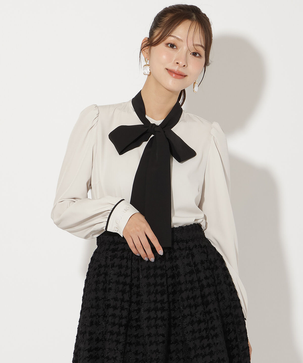 アンドクチュール「カフス刺繍ボウタイブラウス」|シャツ・ブラウス|ベージュ