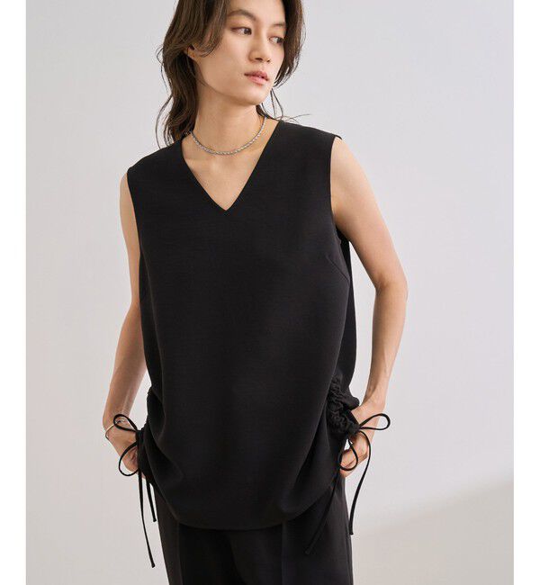 ROPE「【洗える】バックサテンドロストVネックブラウス【WEB・一部店舗限定】」|シャツ・ブラウス|ブラック(01)