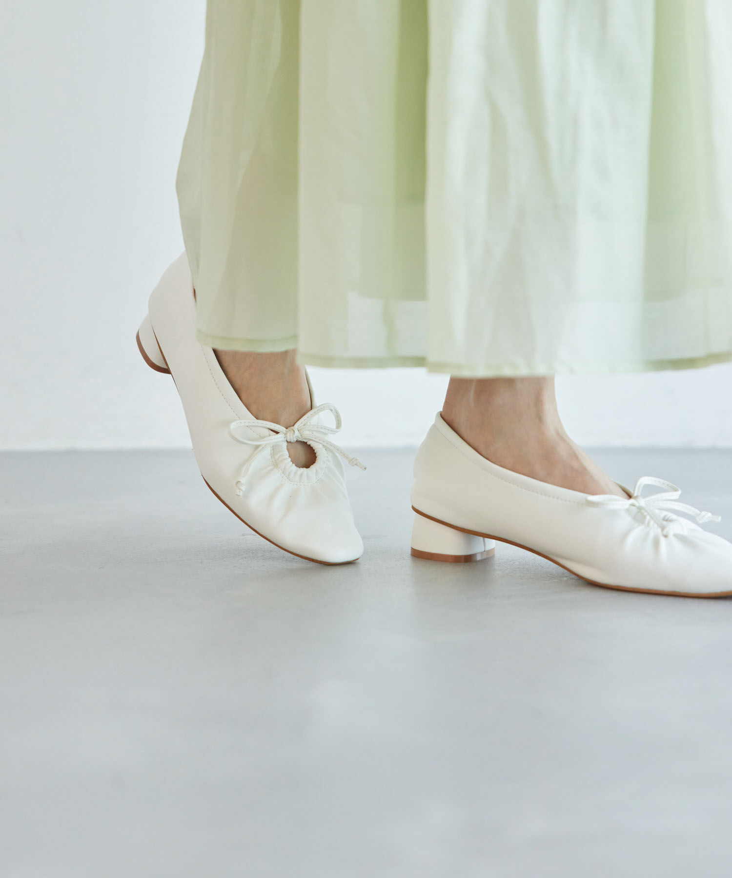 ROPE PICNIC PASSAGE「リボンギャザーミドルヒールパンプス」|パンプス|ホワイト系(11)