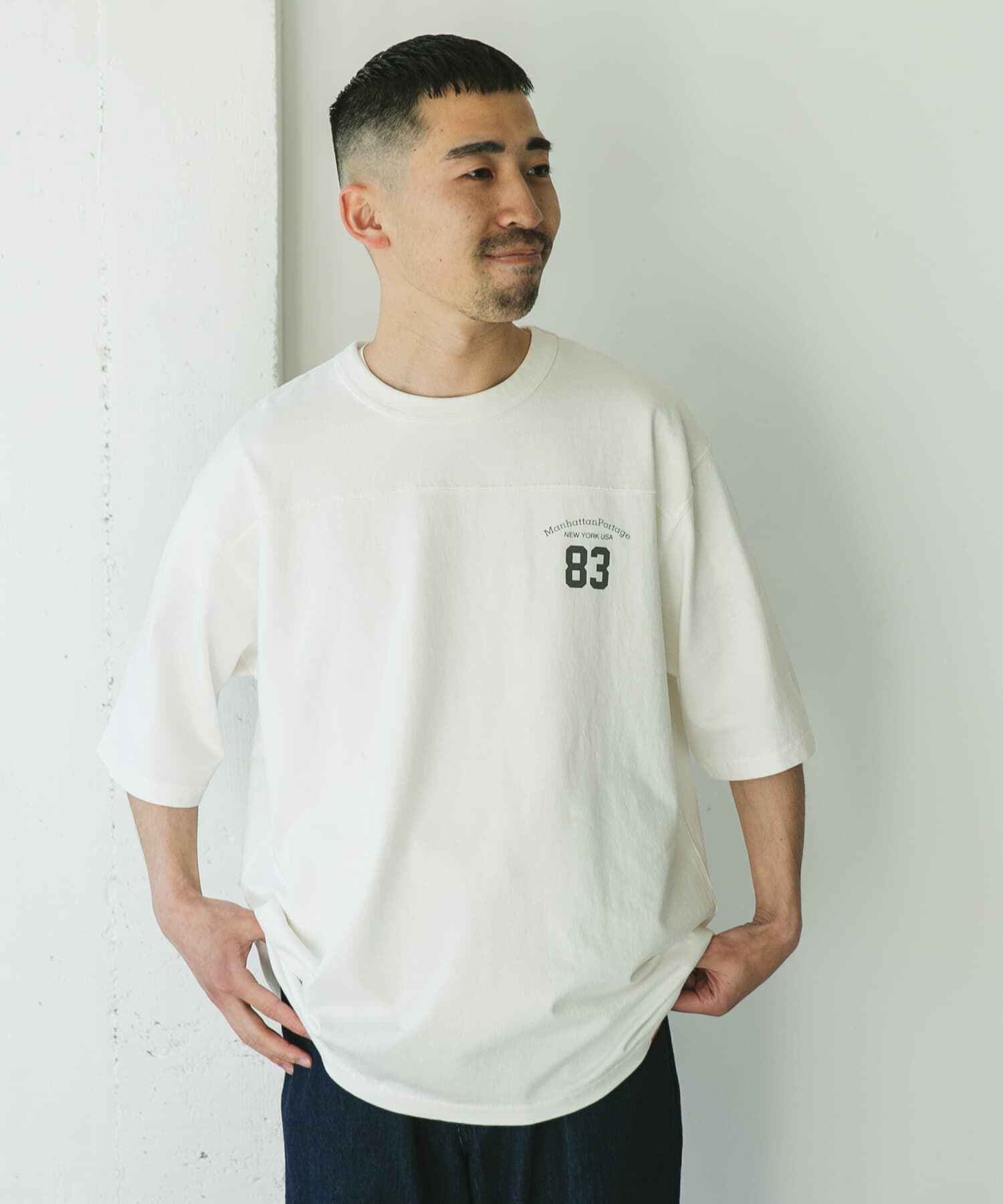 URBAN RESEARCH DOORS「『別注』MANHATTAN PORTAGE&times;DOORS　フットボール オーバーサイズTシャツ」|Tシャツ・カットソー|