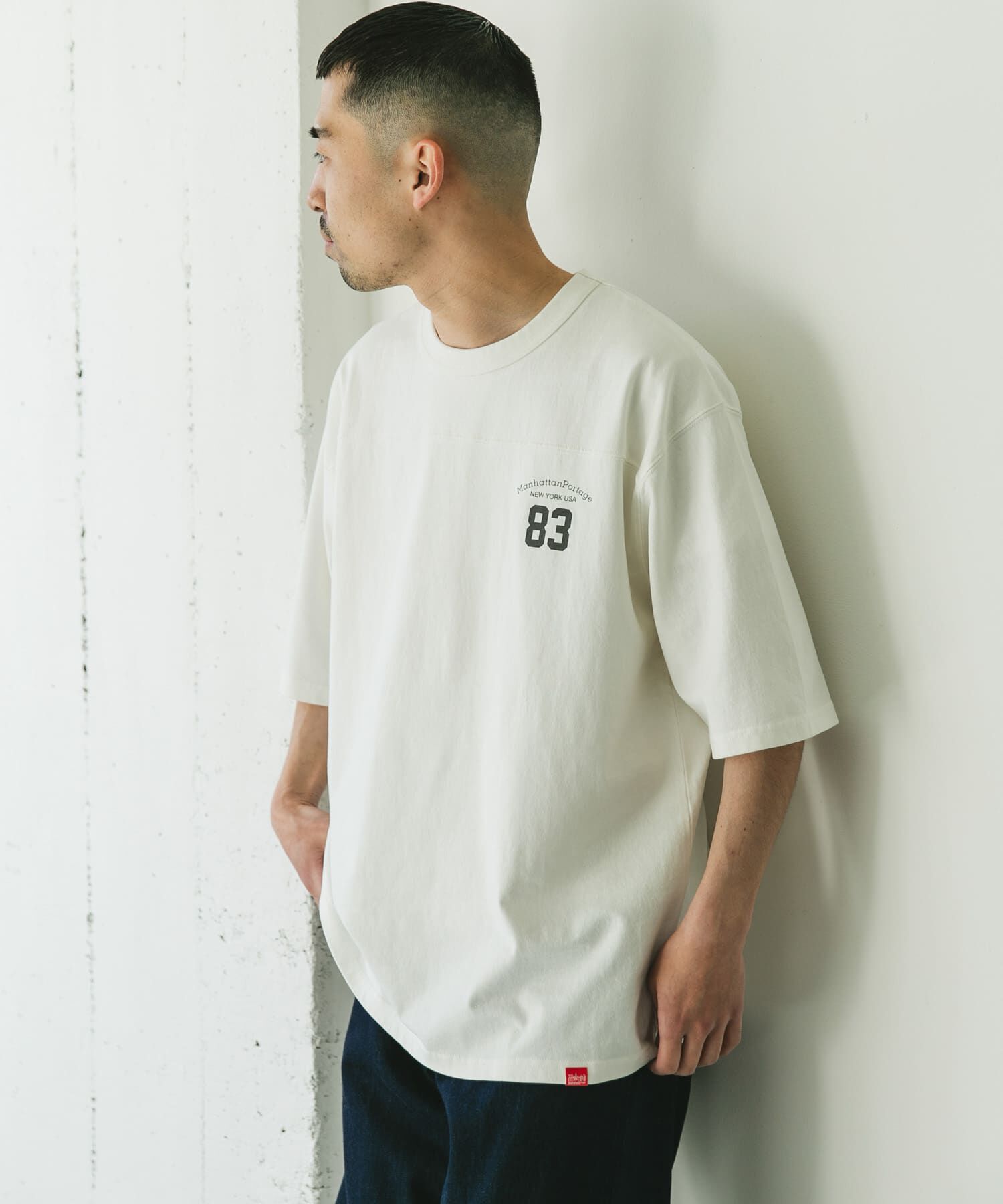 URBAN RESEARCH DOORS「『別注』MANHATTAN PORTAGE&times;DOORS　フットボール オーバーサイズTシャツ」|Tシャツ・カットソー|