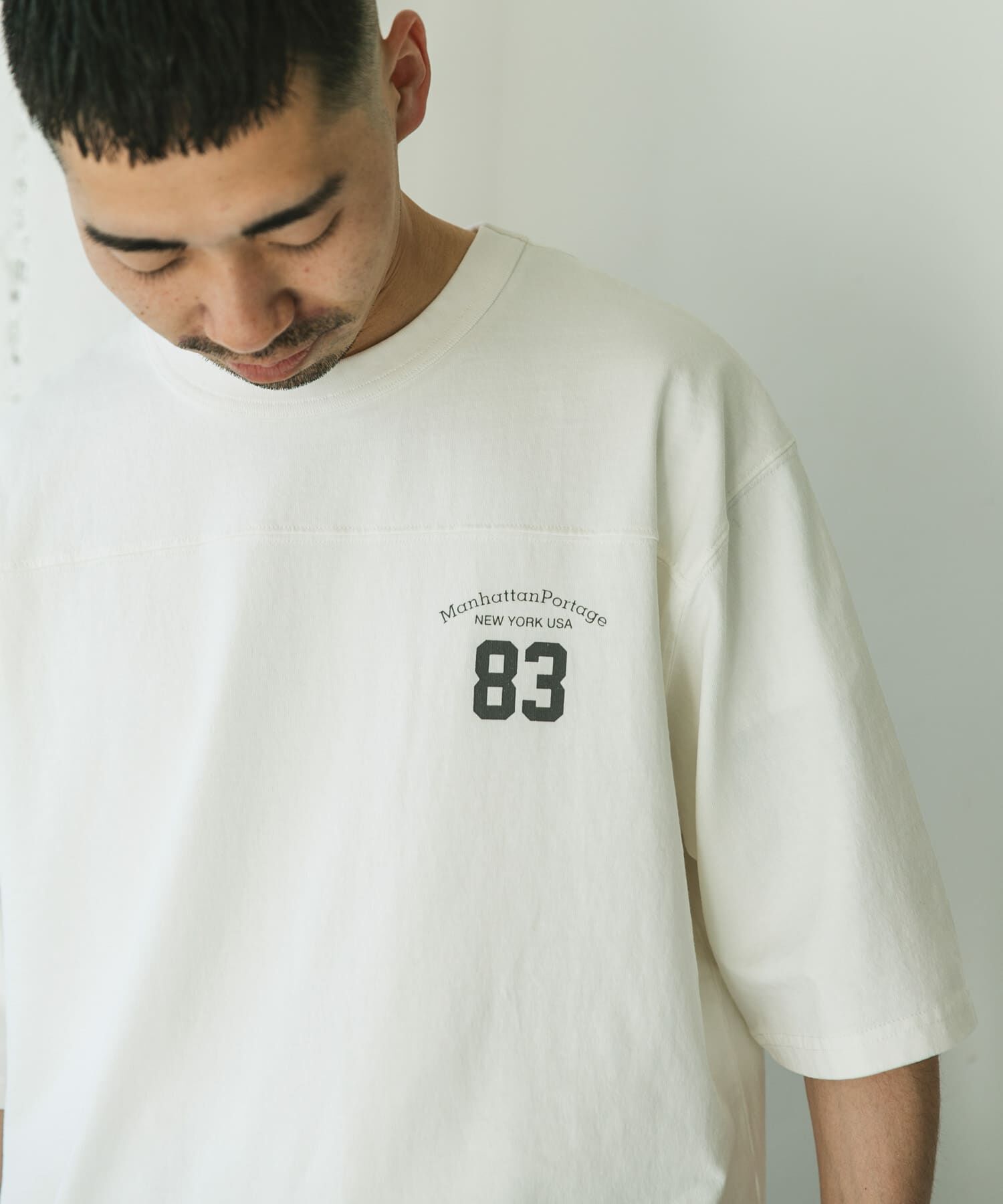 URBAN RESEARCH DOORS「『別注』MANHATTAN PORTAGE&times;DOORS　フットボール オーバーサイズTシャツ」|Tシャツ・カットソー|