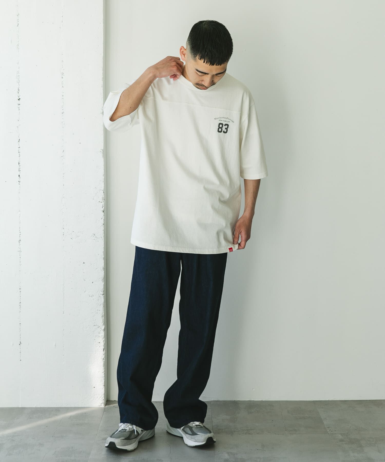 URBAN RESEARCH DOORS「『別注』MANHATTAN PORTAGE&times;DOORS　フットボール オーバーサイズTシャツ」|Tシャツ・カットソー|