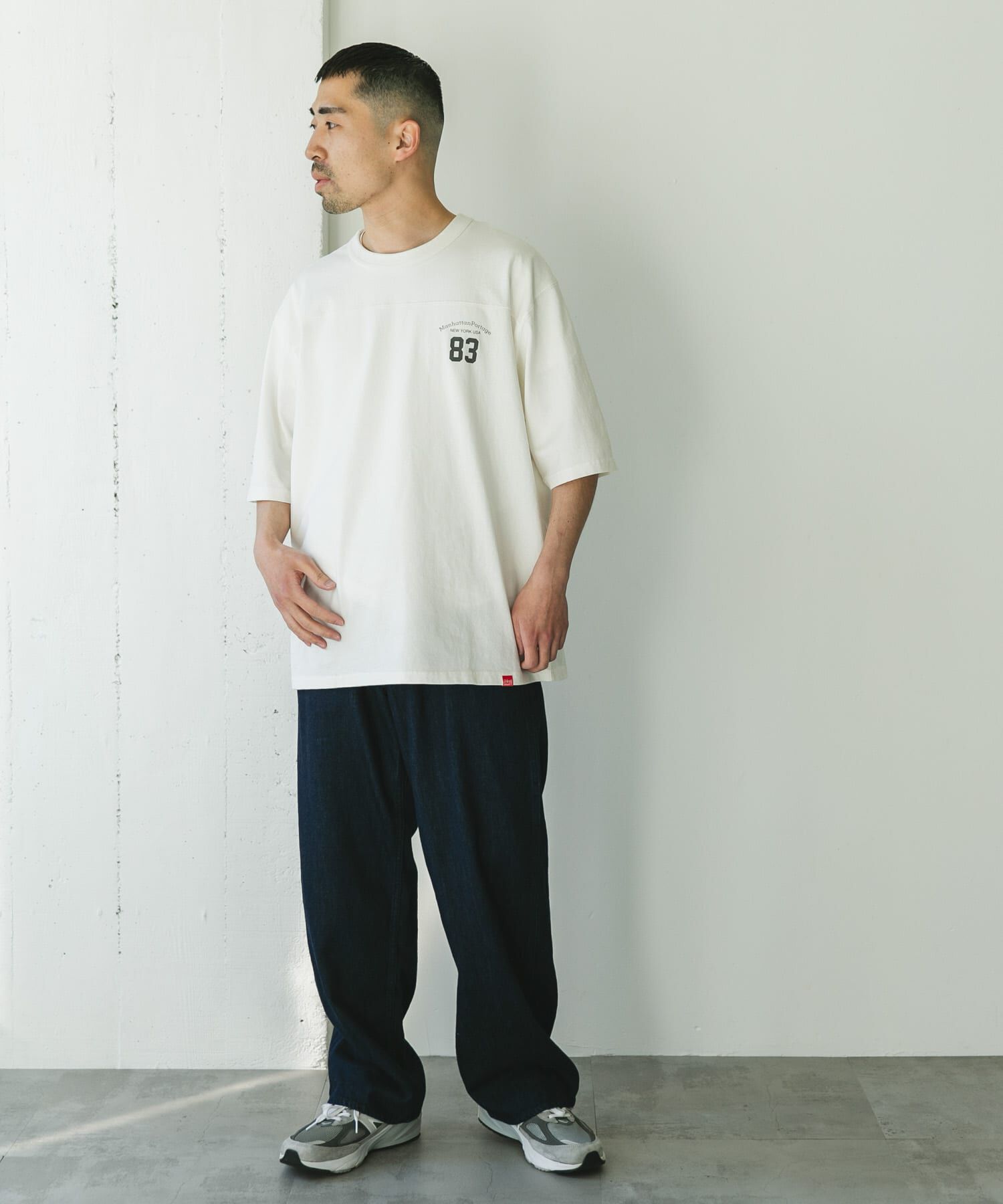 URBAN RESEARCH DOORS「『別注』MANHATTAN PORTAGE&times;DOORS　フットボール オーバーサイズTシャツ」|Tシャツ・カットソー|