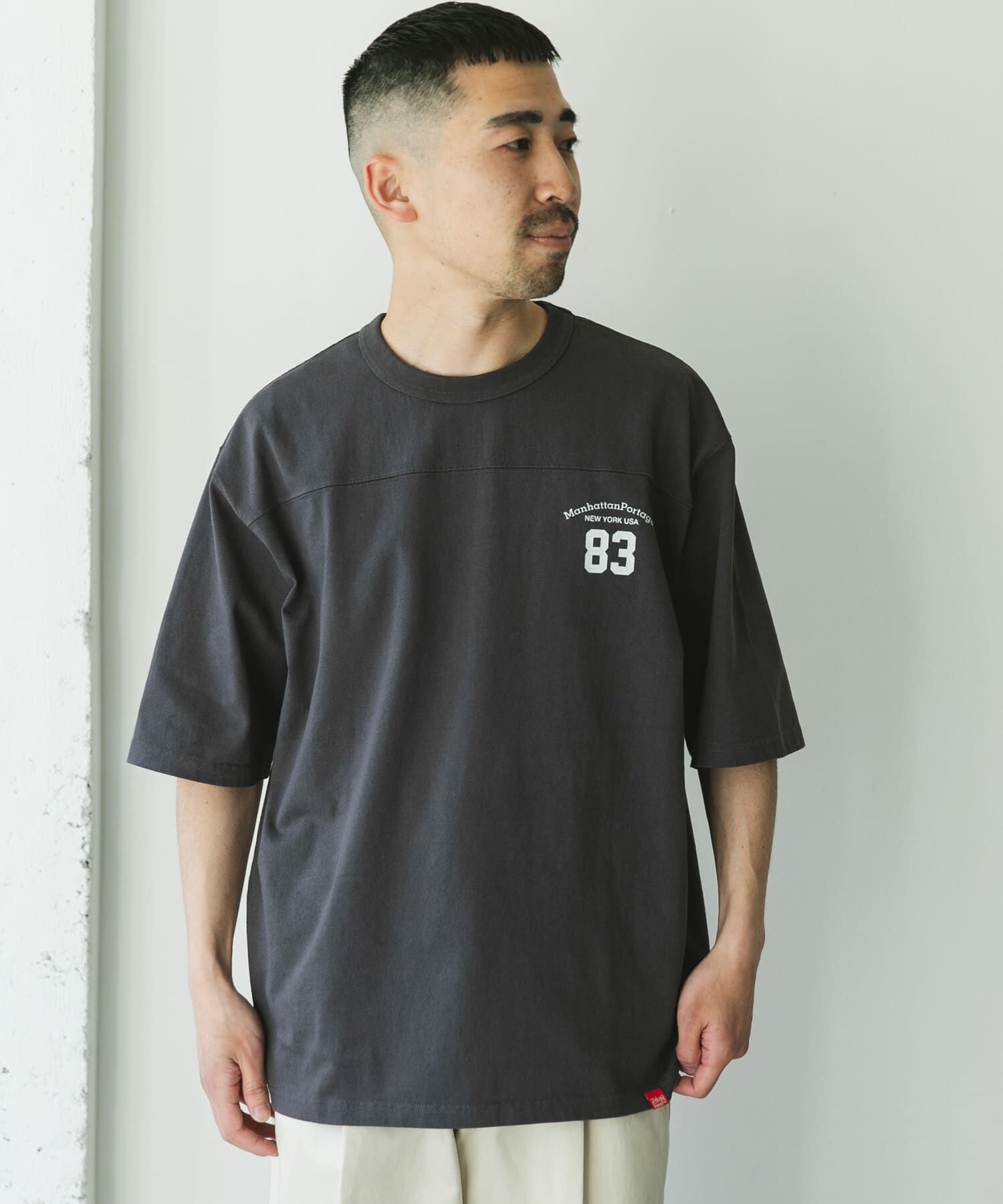 URBAN RESEARCH DOORS「『別注』MANHATTAN PORTAGE&times;DOORS　フットボール オーバーサイズTシャツ」|Tシャツ・カットソー|