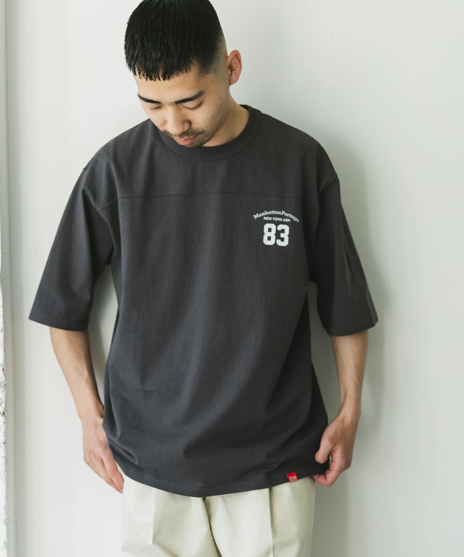 URBAN RESEARCH DOORS「『別注』MANHATTAN PORTAGE&times;DOORS　フットボール オーバーサイズTシャツ」|Tシャツ・カットソー|