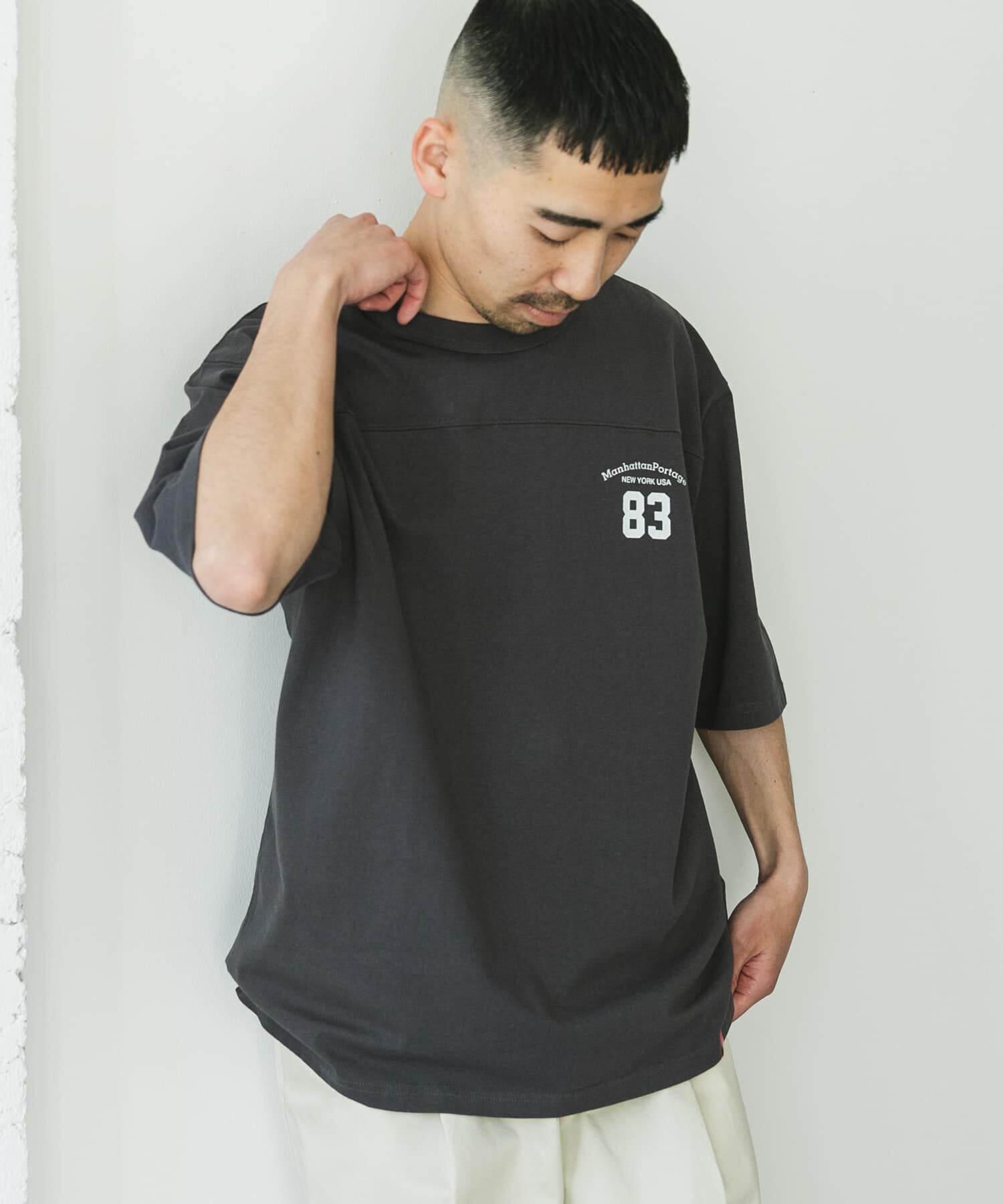 URBAN RESEARCH DOORS「『別注』MANHATTAN PORTAGE&times;DOORS　フットボール オーバーサイズTシャツ」|Tシャツ・カットソー|