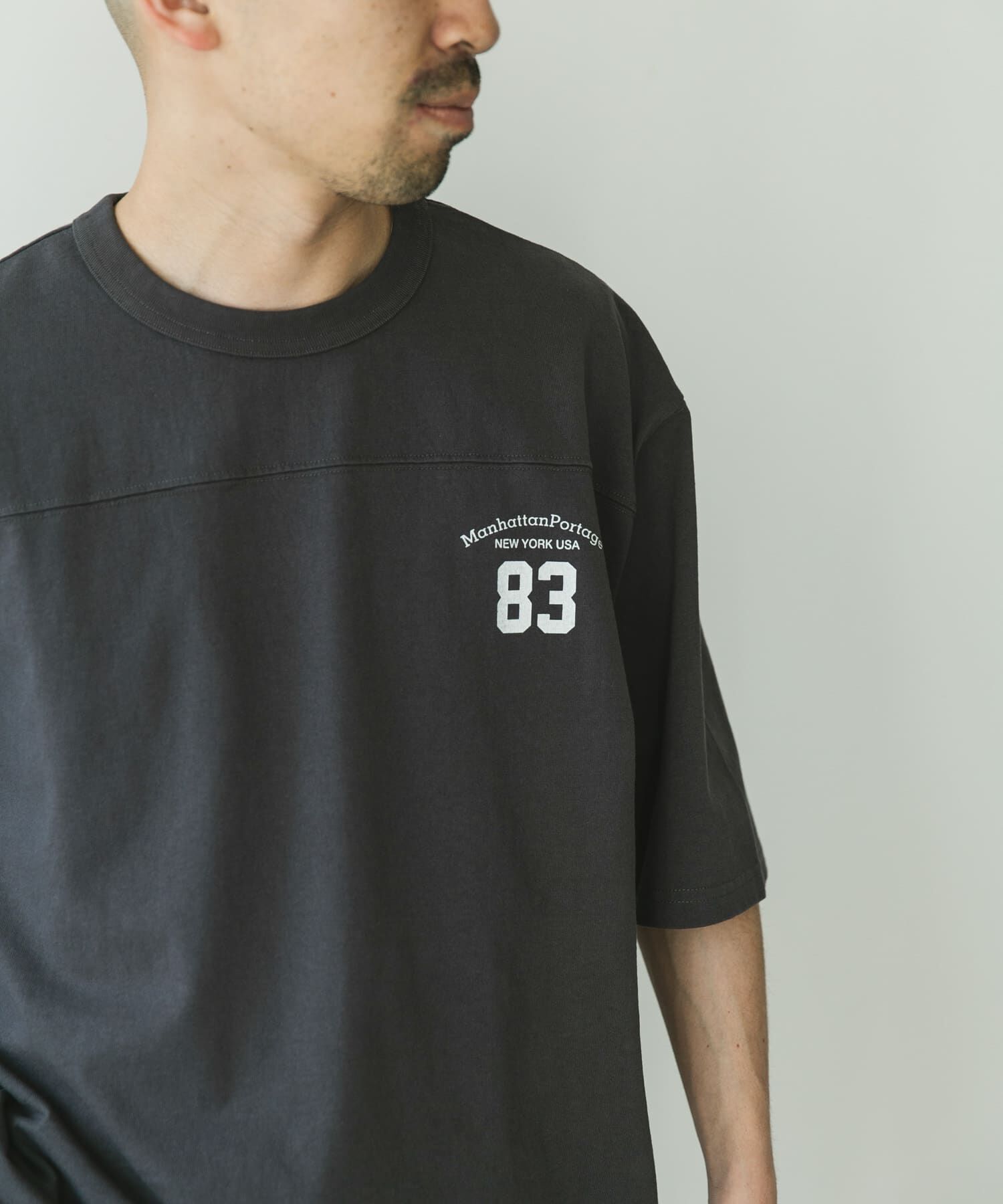 URBAN RESEARCH DOORS「『別注』MANHATTAN PORTAGE&times;DOORS　フットボール オーバーサイズTシャツ」|Tシャツ・カットソー|