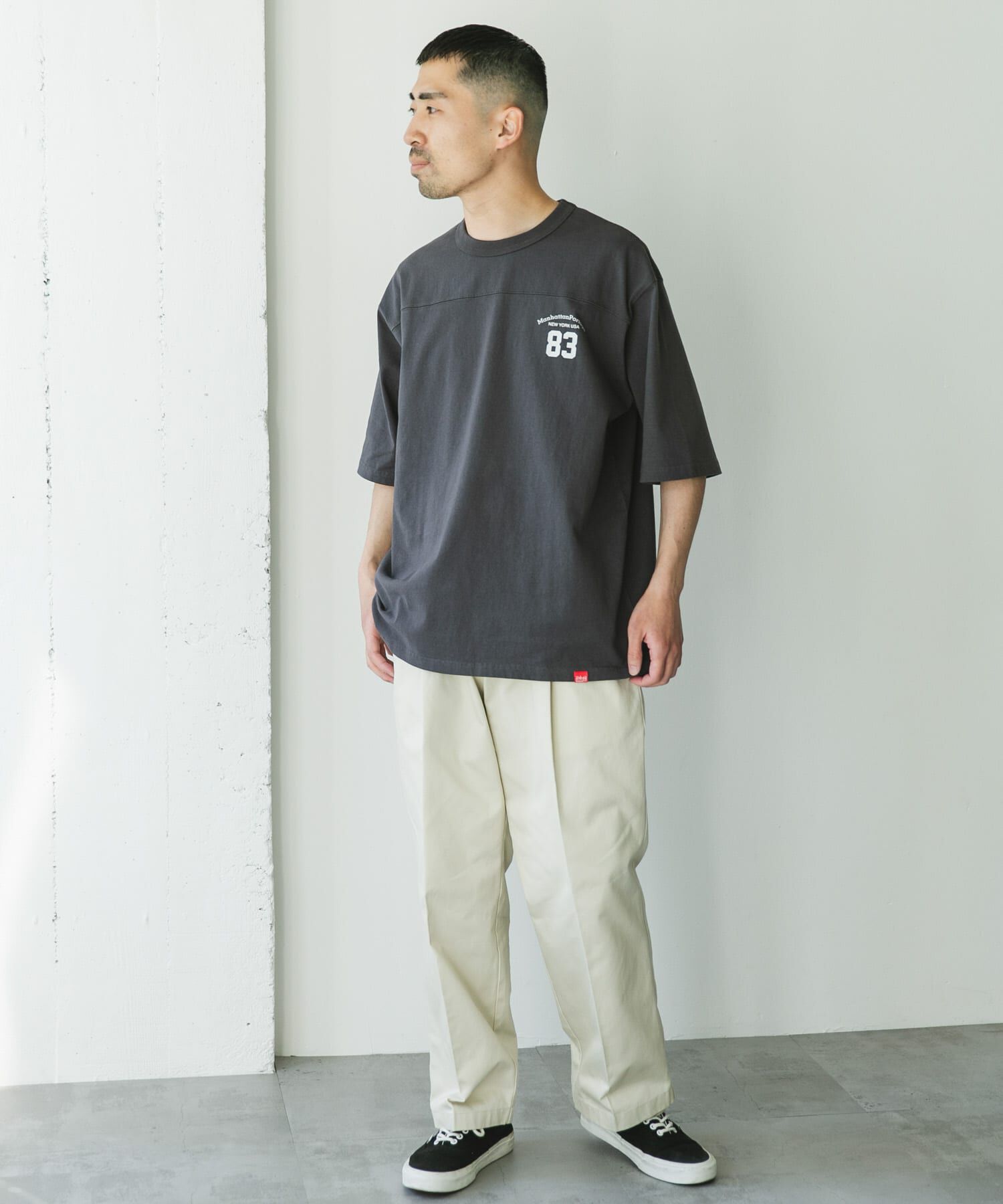 URBAN RESEARCH DOORS「『別注』MANHATTAN PORTAGE&times;DOORS　フットボール オーバーサイズTシャツ」|Tシャツ・カットソー|