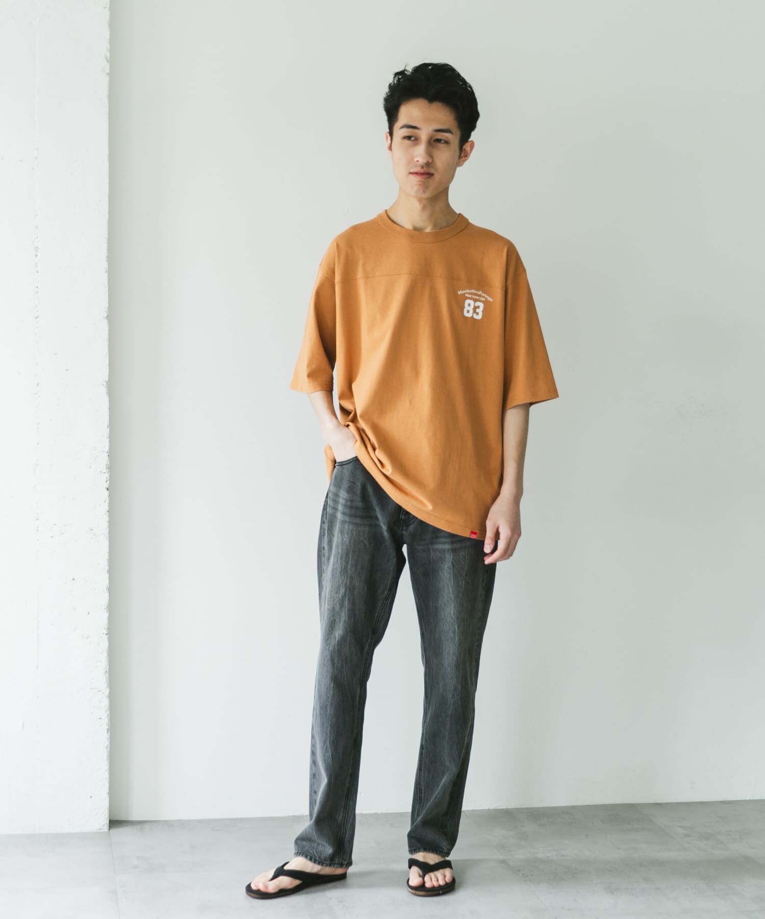 URBAN RESEARCH DOORS「『別注』MANHATTAN PORTAGE&times;DOORS　フットボール オーバーサイズTシャツ」|Tシャツ・カットソー|