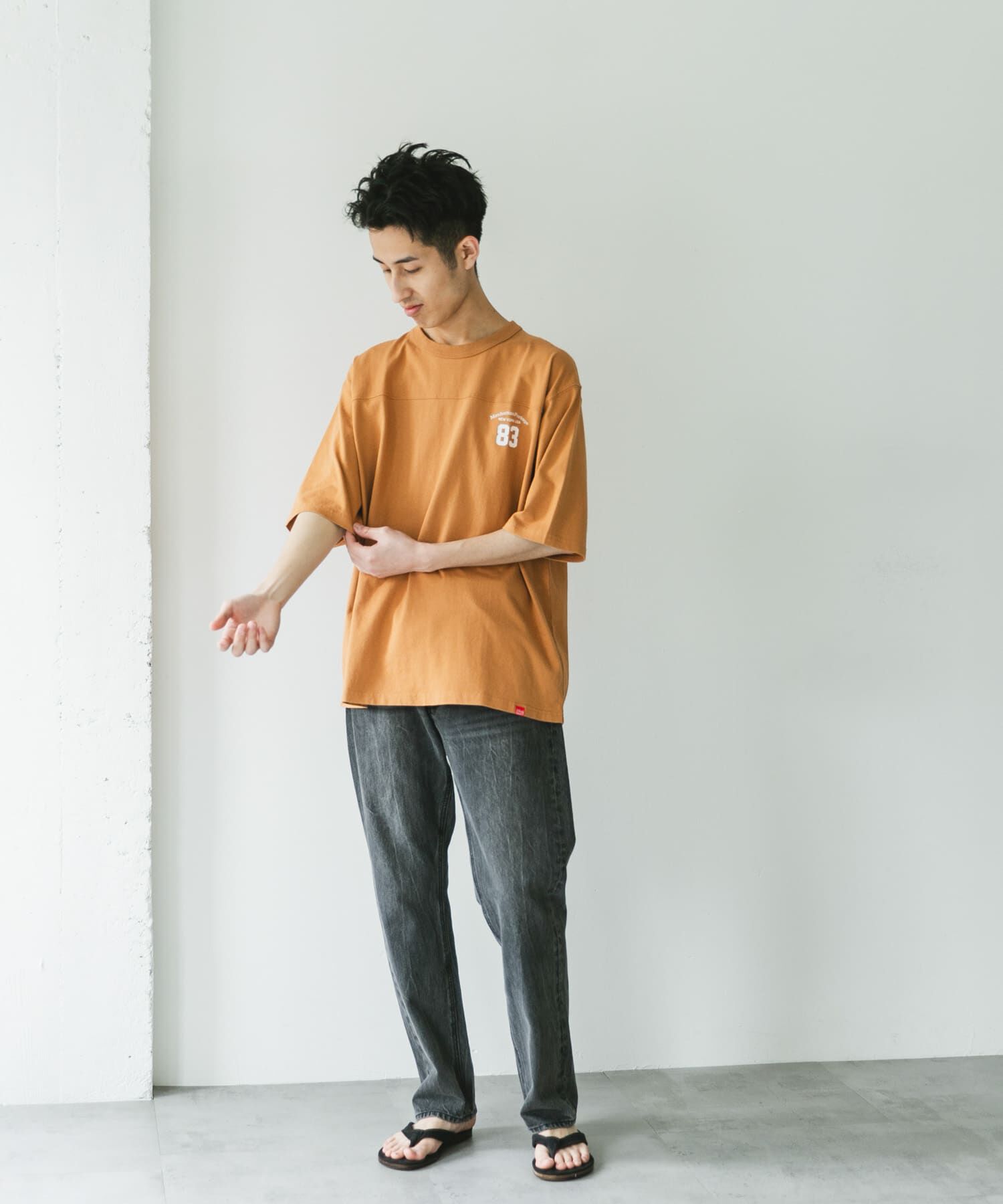 URBAN RESEARCH DOORS「『別注』MANHATTAN PORTAGE&times;DOORS　フットボール オーバーサイズTシャツ」|Tシャツ・カットソー|