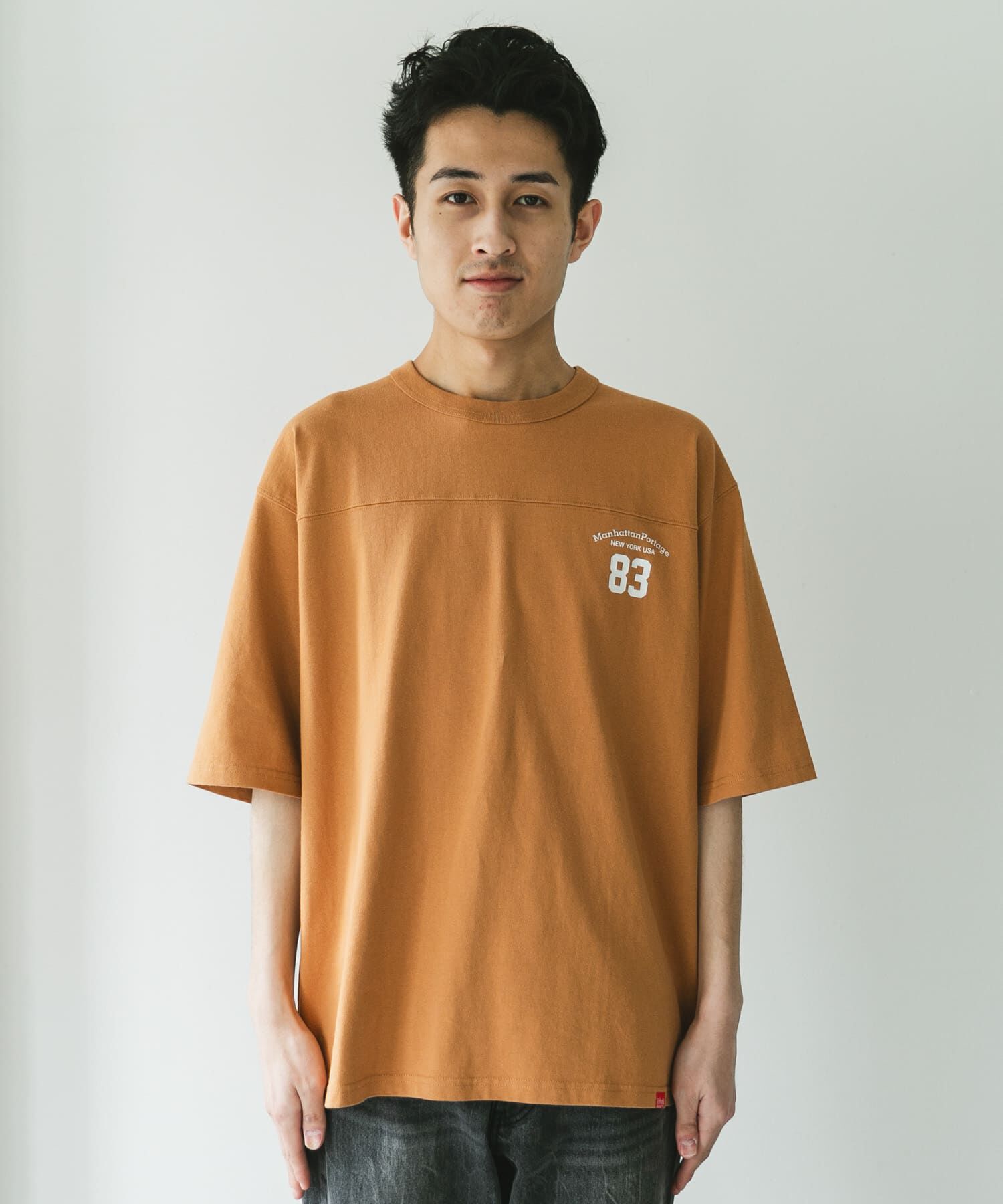 URBAN RESEARCH DOORS「『別注』MANHATTAN PORTAGE&times;DOORS　フットボール オーバーサイズTシャツ」|Tシャツ・カットソー|