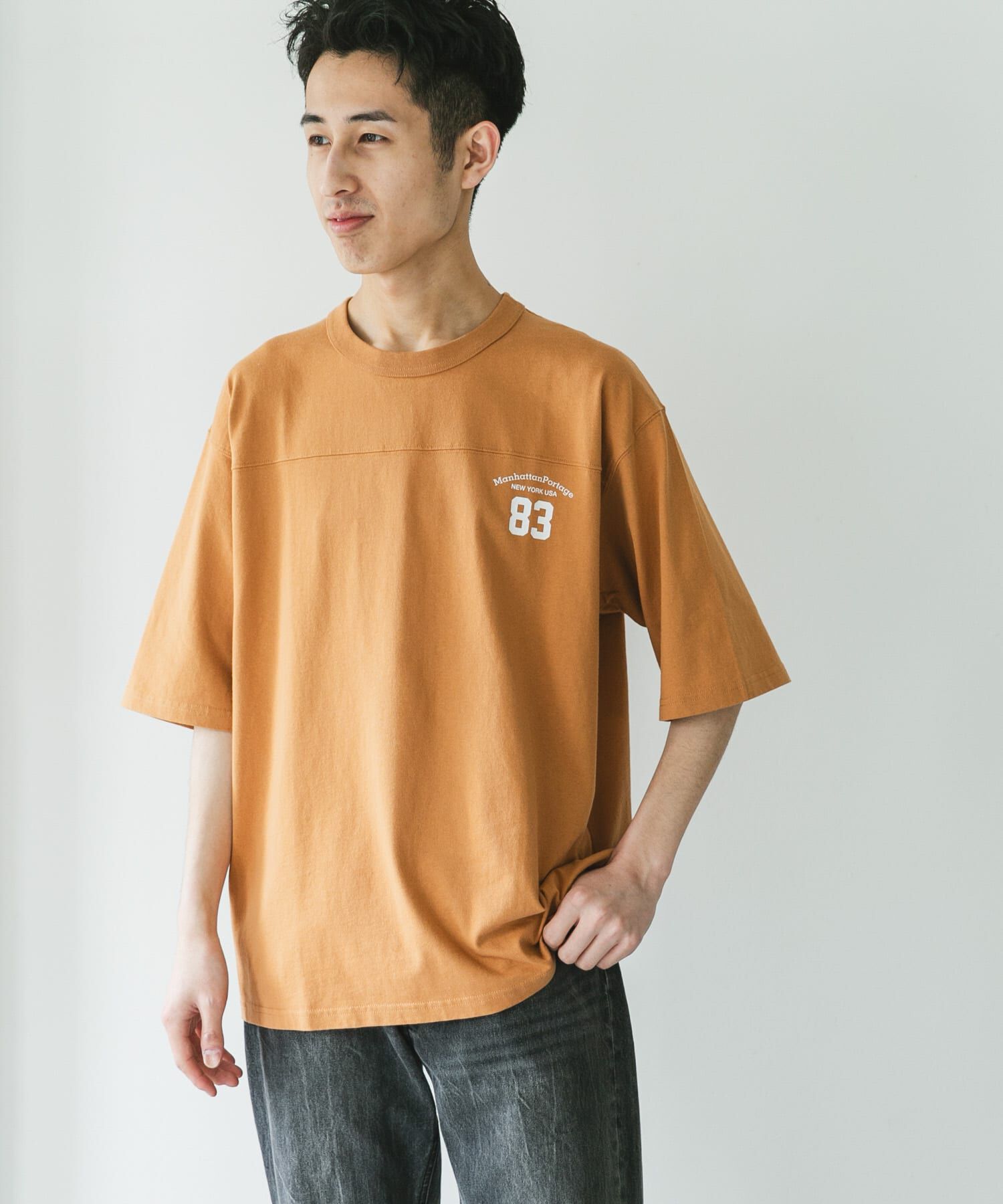 URBAN RESEARCH DOORS「『別注』MANHATTAN PORTAGE&times;DOORS　フットボール オーバーサイズTシャツ」|Tシャツ・カットソー|