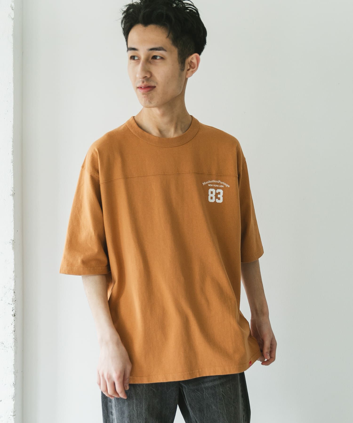 URBAN RESEARCH DOORS「『別注』MANHATTAN PORTAGE&times;DOORS　フットボール オーバーサイズTシャツ」|Tシャツ・カットソー|
