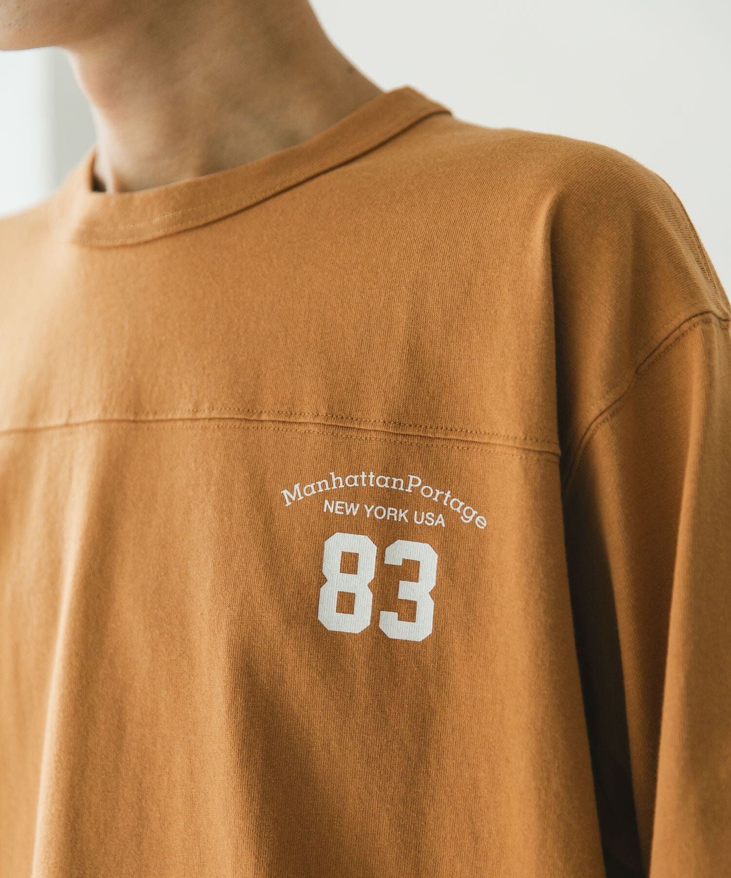 URBAN RESEARCH DOORS「『別注』MANHATTAN PORTAGE&times;DOORS　フットボール オーバーサイズTシャツ」|Tシャツ・カットソー|