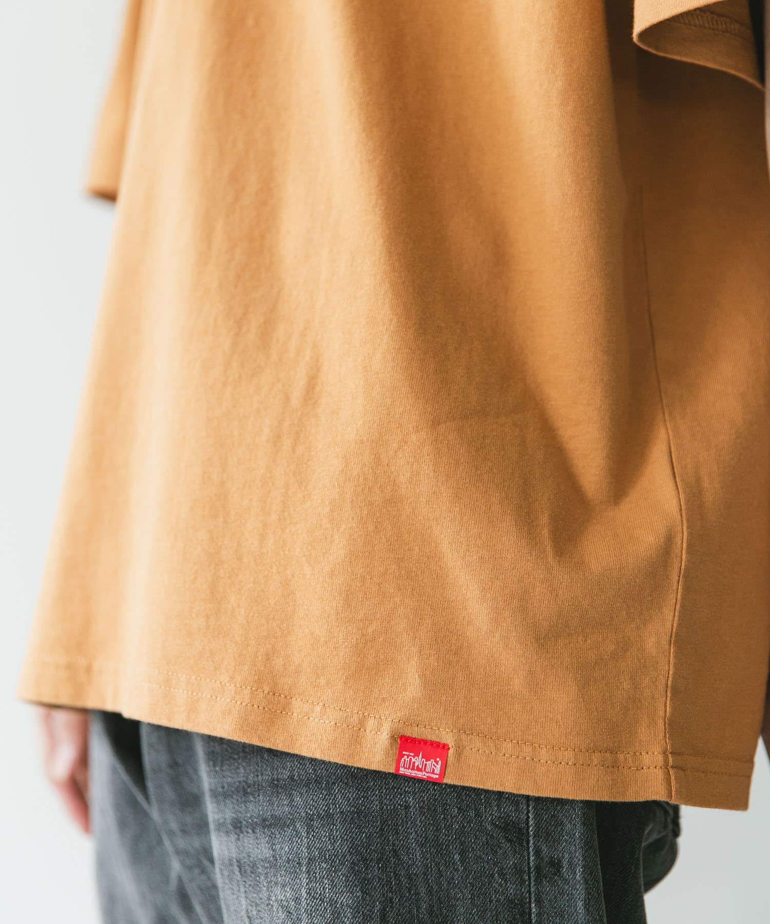 URBAN RESEARCH DOORS「『別注』MANHATTAN PORTAGE&times;DOORS　フットボール オーバーサイズTシャツ」|Tシャツ・カットソー|