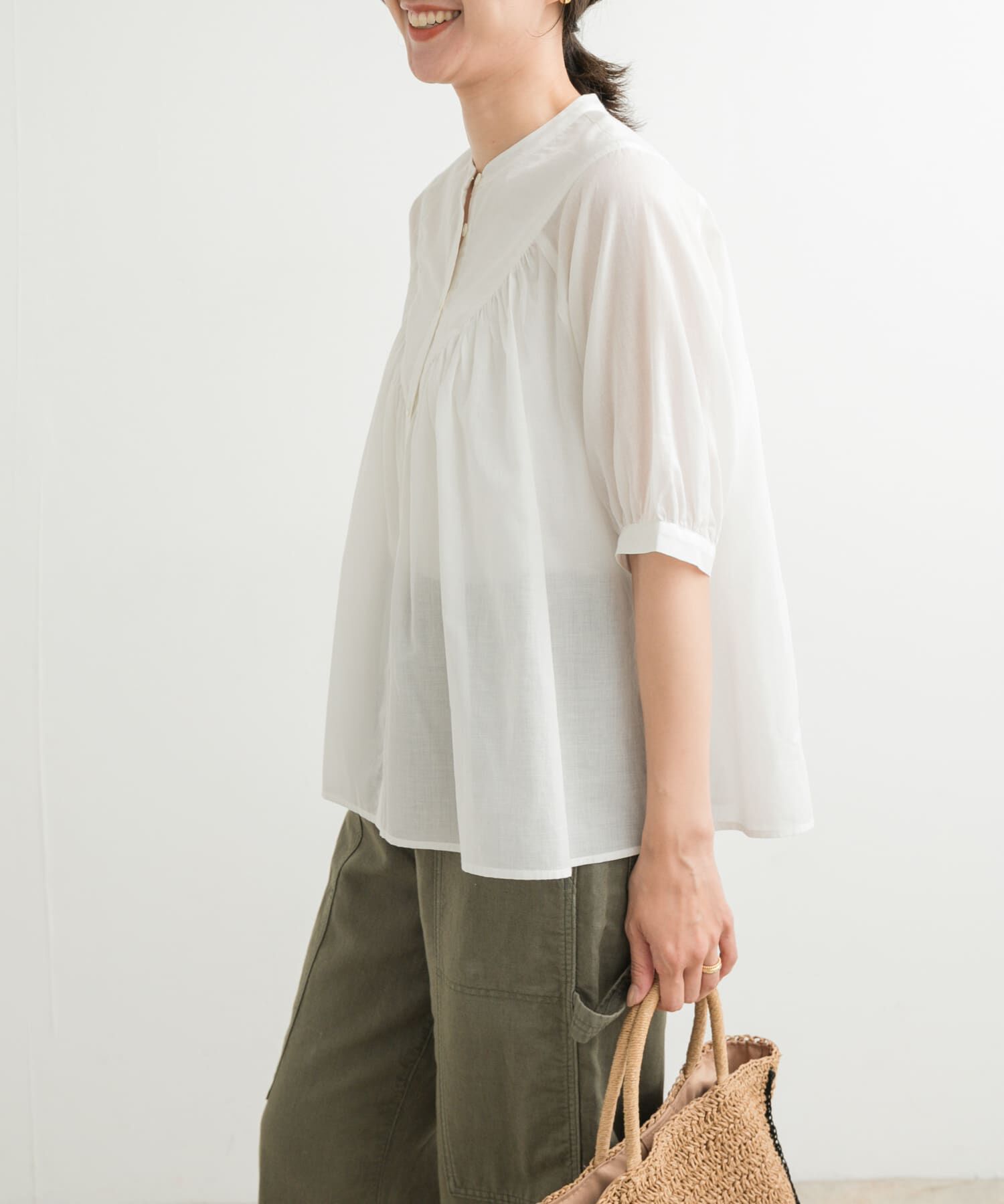 URBAN RESEARCH DOORS「コットンボイルV切替ギャザーブラウス」|シャツ・ブラウス|