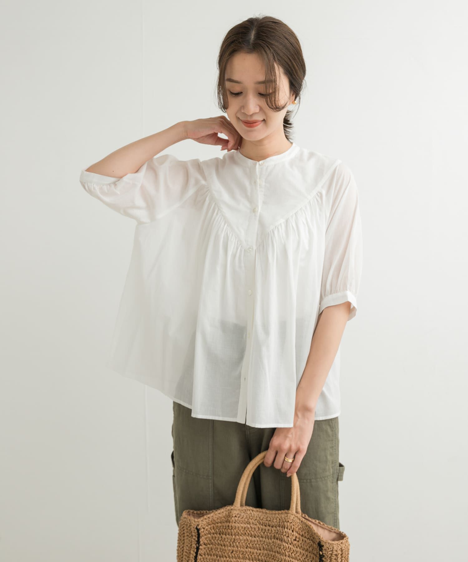 URBAN RESEARCH DOORS「コットンボイルV切替ギャザーブラウス」|シャツ・ブラウス|