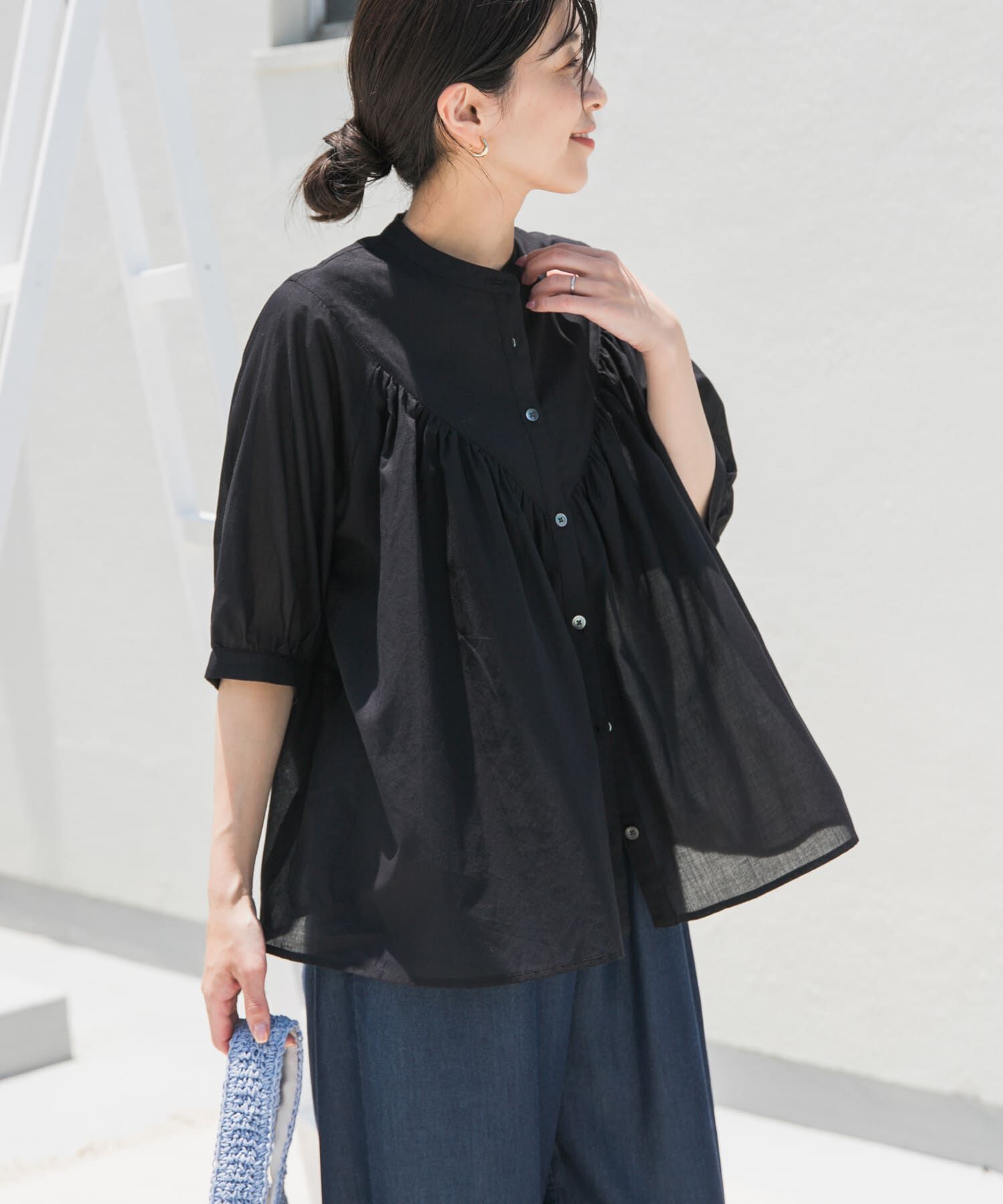 URBAN RESEARCH DOORS「コットンボイルV切替ギャザーブラウス」|シャツ・ブラウス|ブラック
