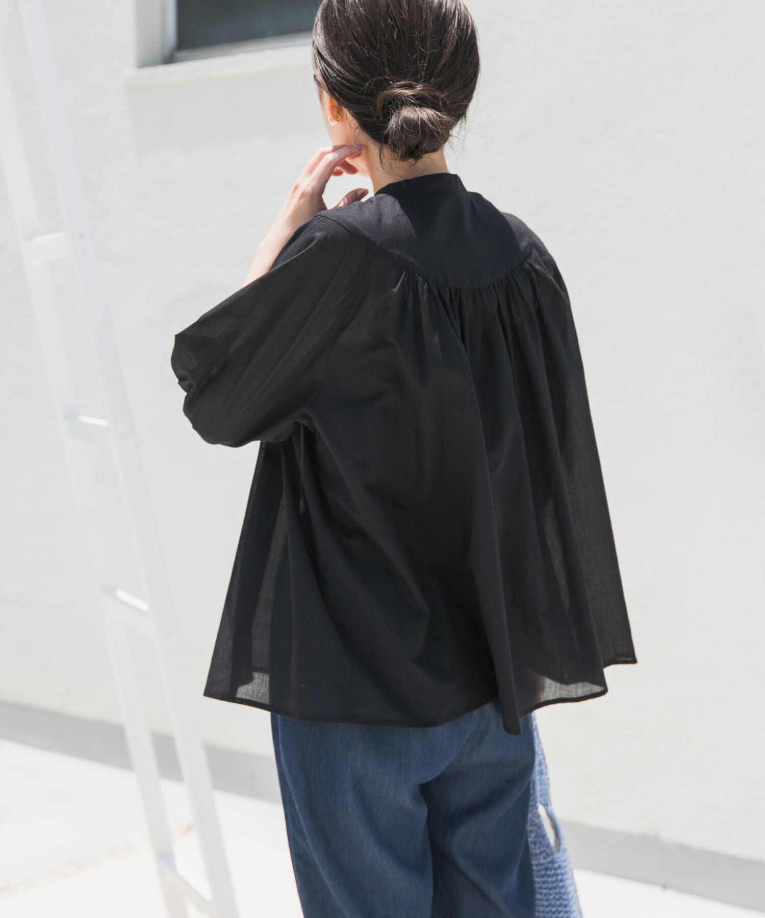 URBAN RESEARCH DOORS「コットンボイルV切替ギャザーブラウス」|シャツ・ブラウス|