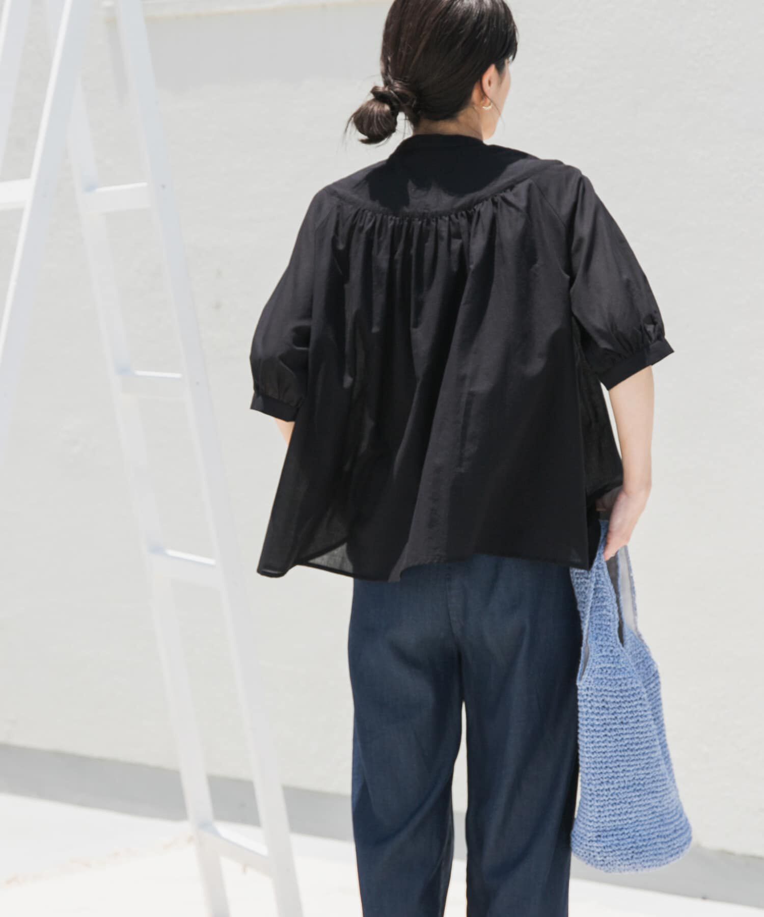 URBAN RESEARCH DOORS「コットンボイルV切替ギャザーブラウス」|シャツ・ブラウス|