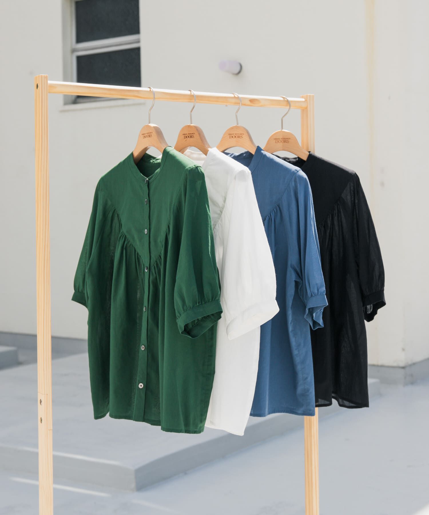 URBAN RESEARCH DOORS「コットンボイルV切替ギャザーブラウス」|シャツ・ブラウス|