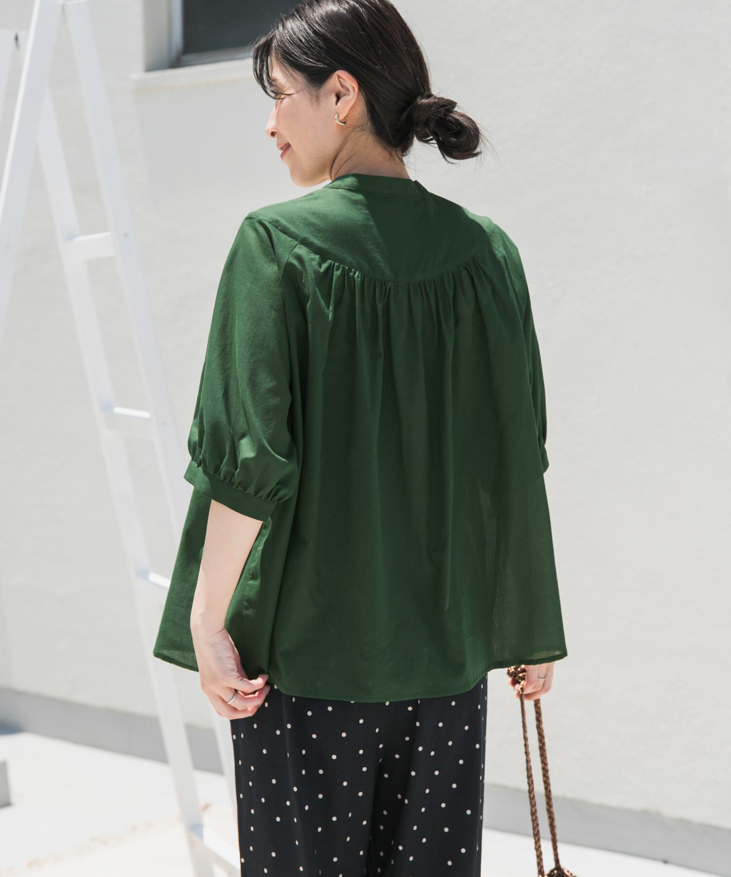 URBAN RESEARCH DOORS「コットンボイルV切替ギャザーブラウス」|シャツ・ブラウス|