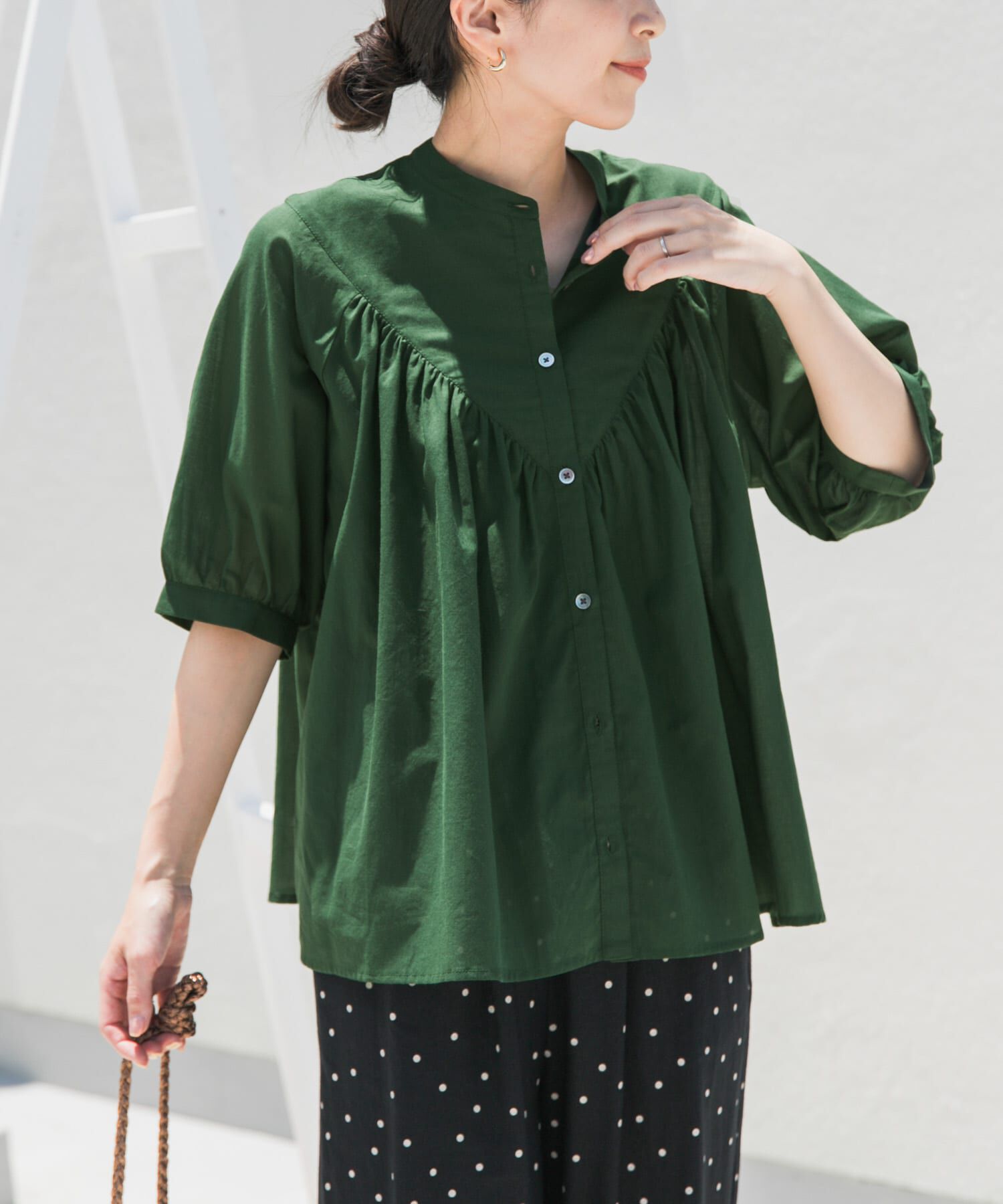 URBAN RESEARCH DOORS「コットンボイルV切替ギャザーブラウス」|シャツ・ブラウス|