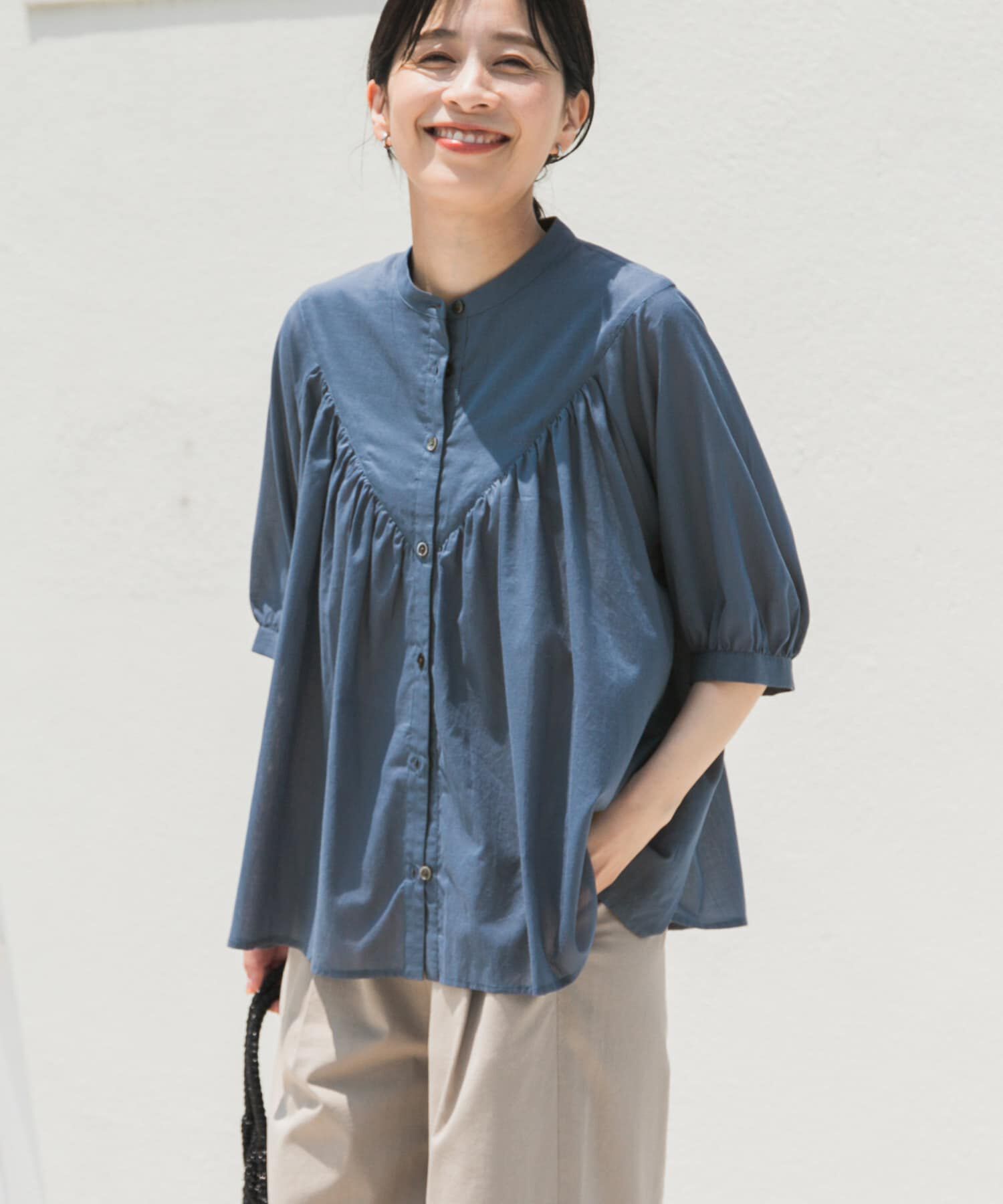 URBAN RESEARCH DOORS「コットンボイルV切替ギャザーブラウス」|シャツ・ブラウス|ブルー