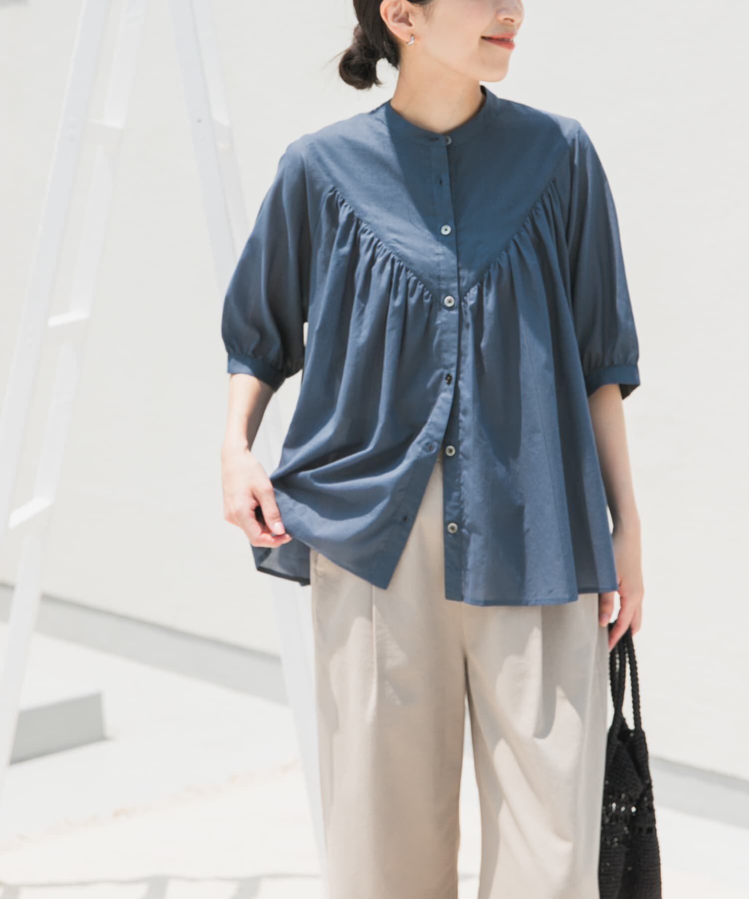 URBAN RESEARCH DOORS「コットンボイルV切替ギャザーブラウス」|シャツ・ブラウス|