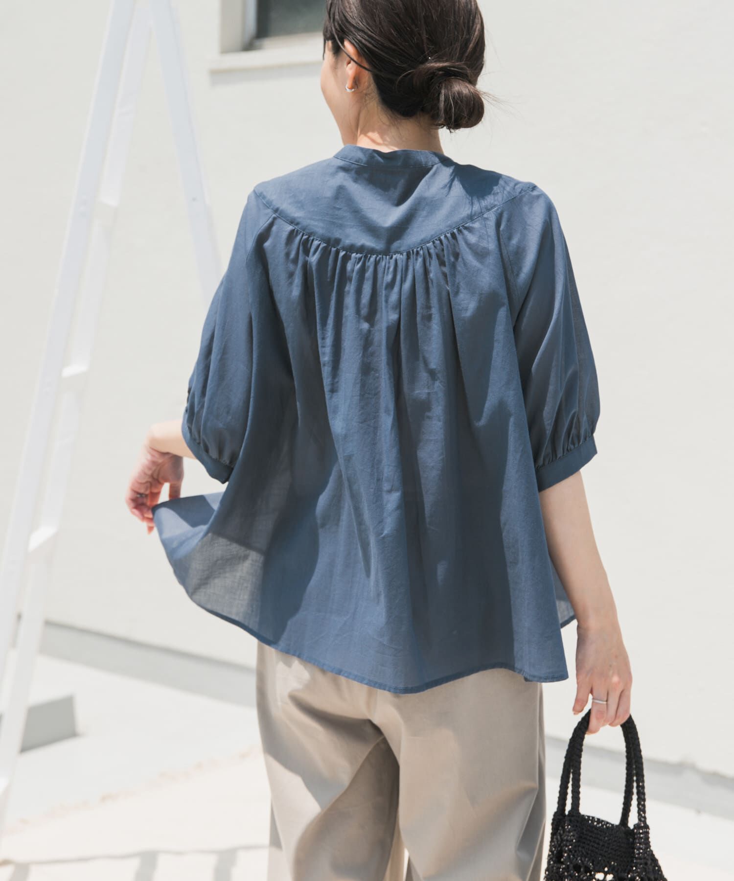 URBAN RESEARCH DOORS「コットンボイルV切替ギャザーブラウス」|シャツ・ブラウス|