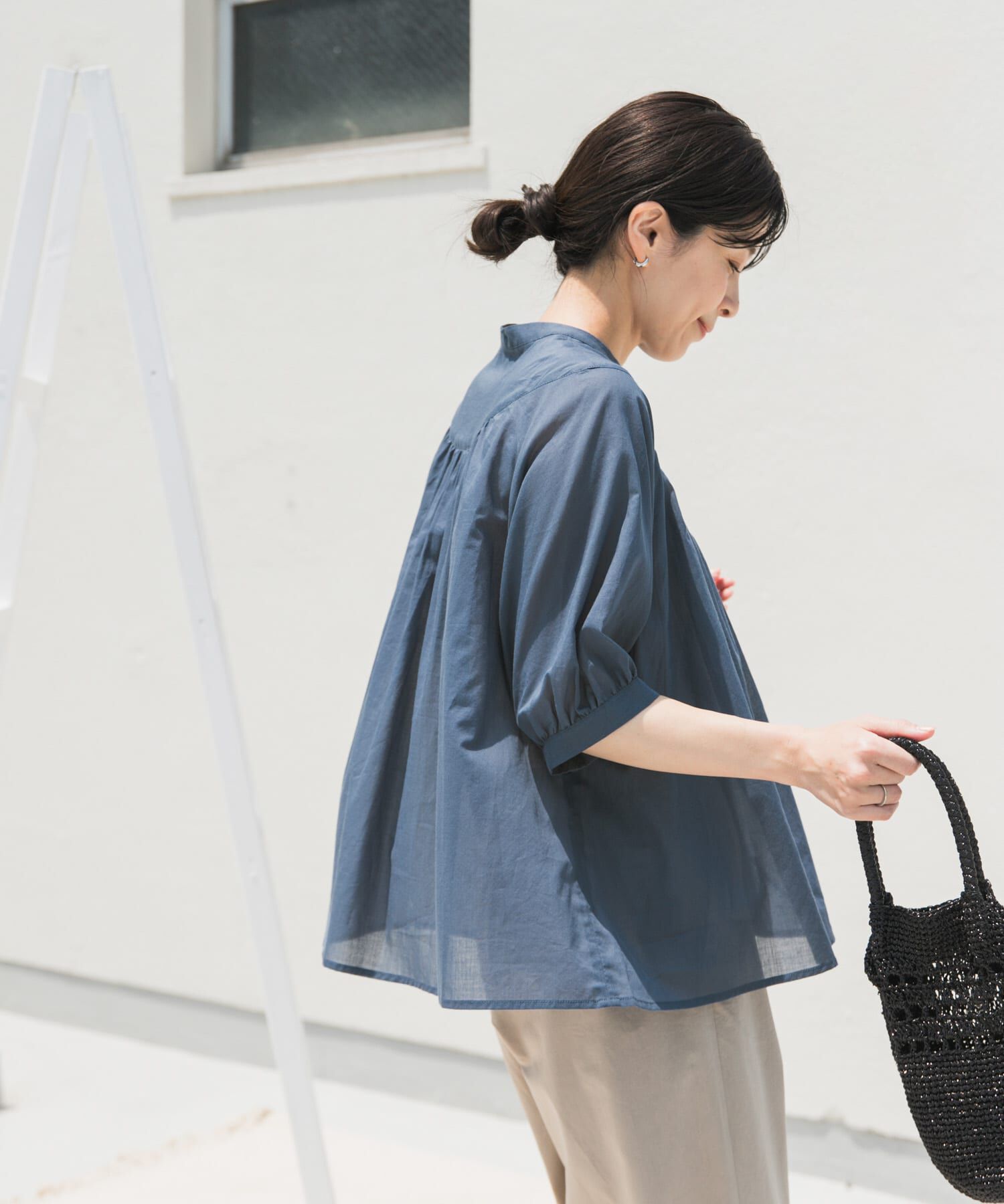 URBAN RESEARCH DOORS「コットンボイルV切替ギャザーブラウス」|シャツ・ブラウス|