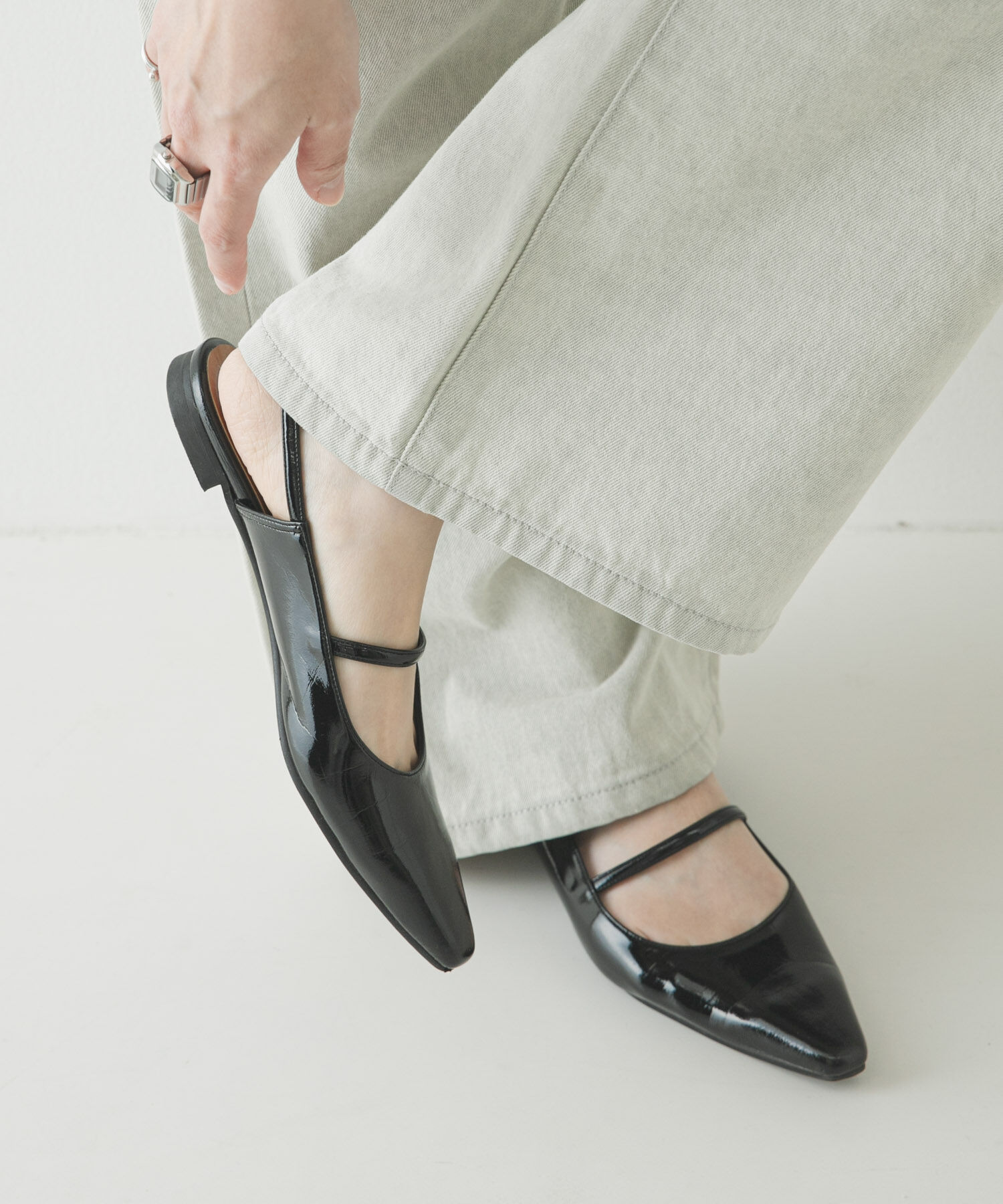 URBAN RESEARCH「ポインテッドバックストラップシューズ」|パンプス|ブラック