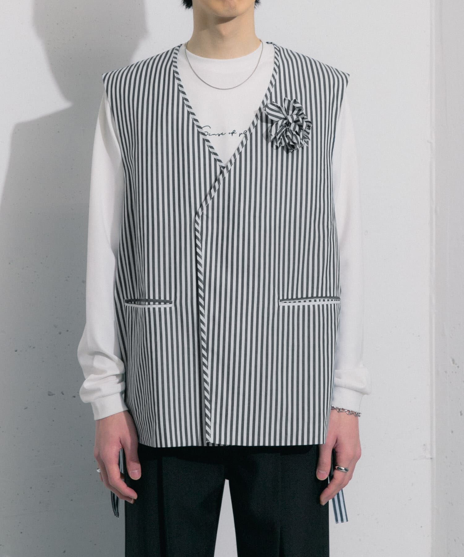SENSE OF PLACE by URBAN RESEARCH「hxcyyd &times; SOP　ストライプフラワーコサージュシャツベスト(UNISEX)」|ベスト・ジレ|