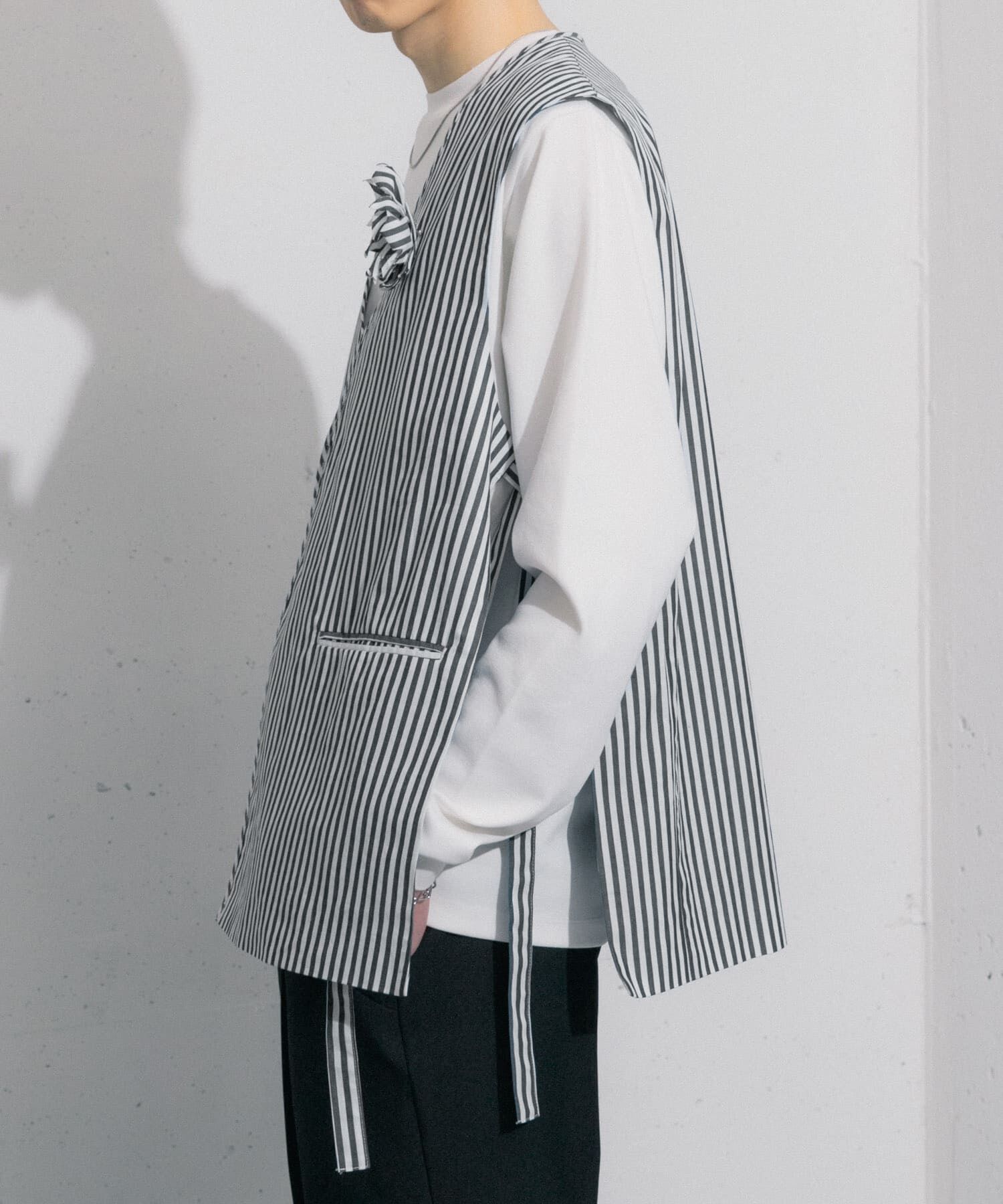 SENSE OF PLACE by URBAN RESEARCH「hxcyyd &times; SOP　ストライプフラワーコサージュシャツベスト(UNISEX)」|ベスト・ジレ|