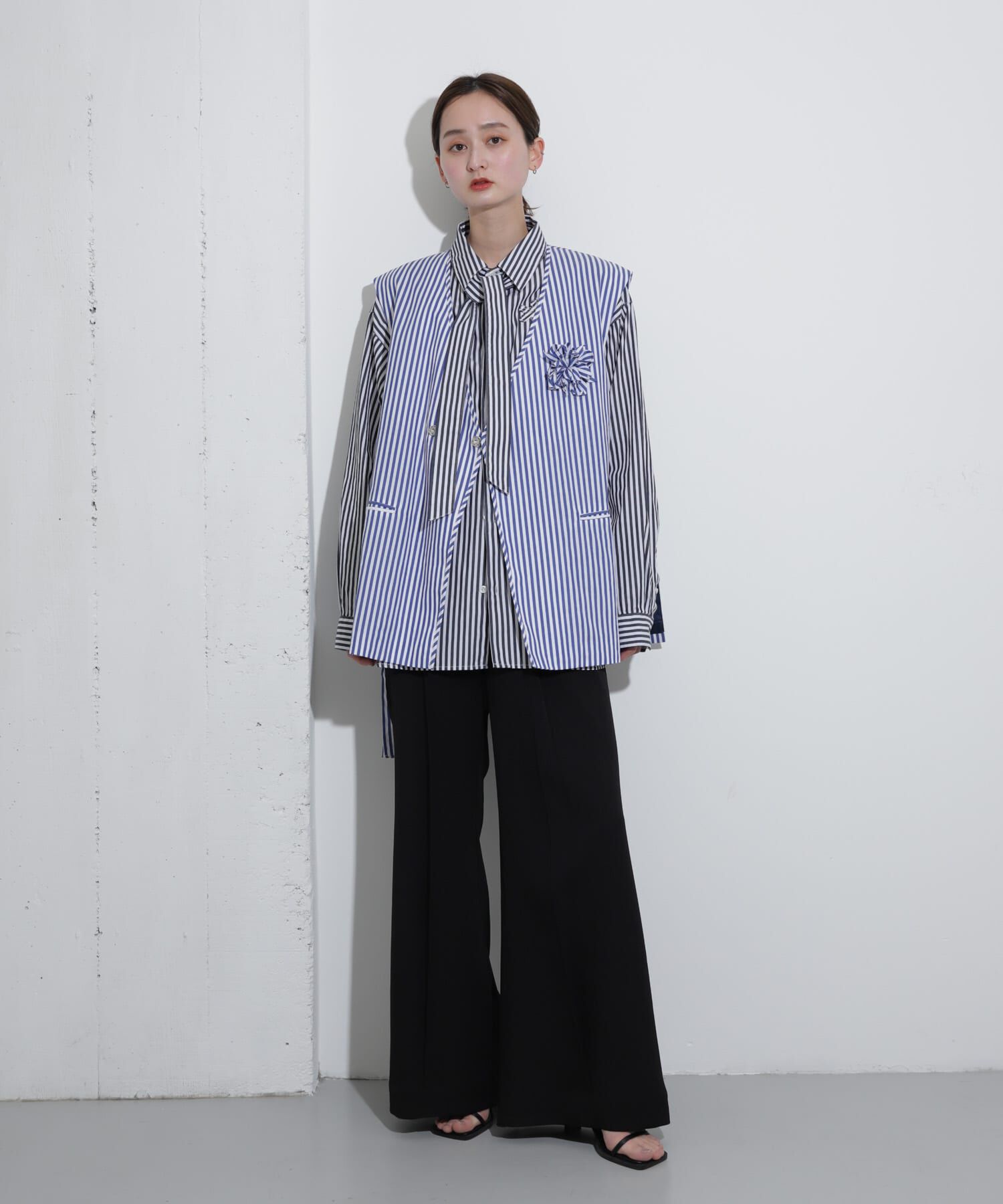 SENSE OF PLACE by URBAN RESEARCH「hxcyyd &times; SOP　ストライプフラワーコサージュシャツベスト(UNISEX)」|ベスト・ジレ|