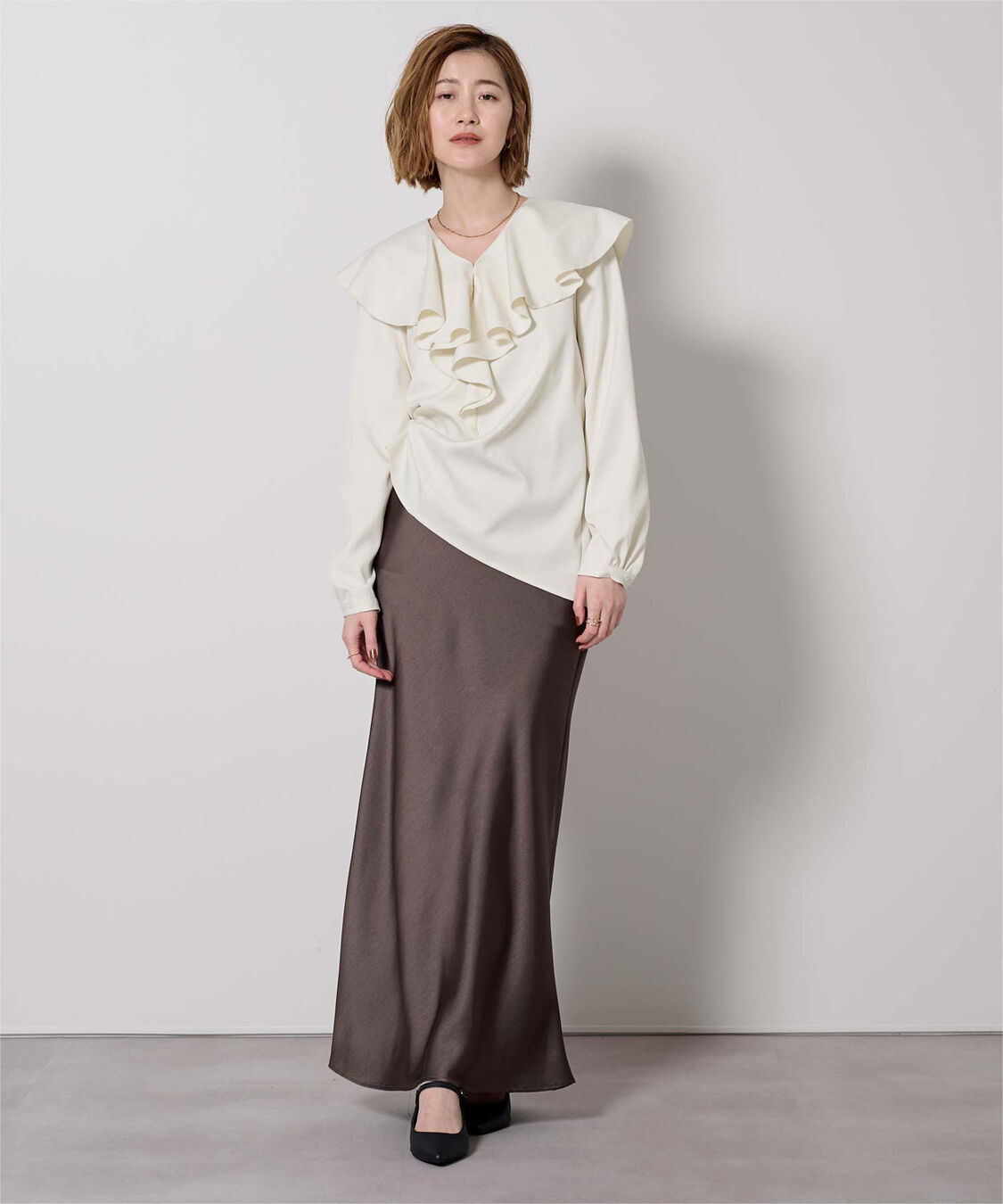 ur's「Vネックラッフルブラウス」|シャツ・ブラウス|