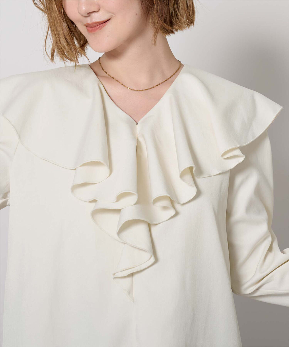 ur's「Vネックラッフルブラウス」|シャツ・ブラウス|