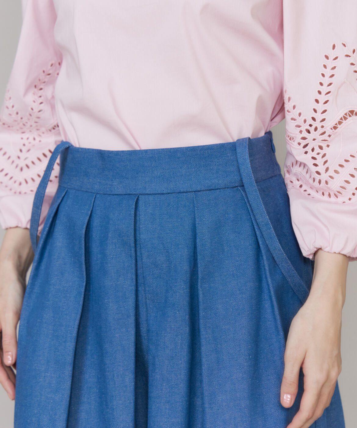 Maglie le cassetto「《ﾌﾟﾗｽｻｲｽﾞ》《WEB･POPUP限定》ｻｽﾍﾟﾝﾀﾞｰ付きﾃﾞﾆﾑﾀ  」|フレア|