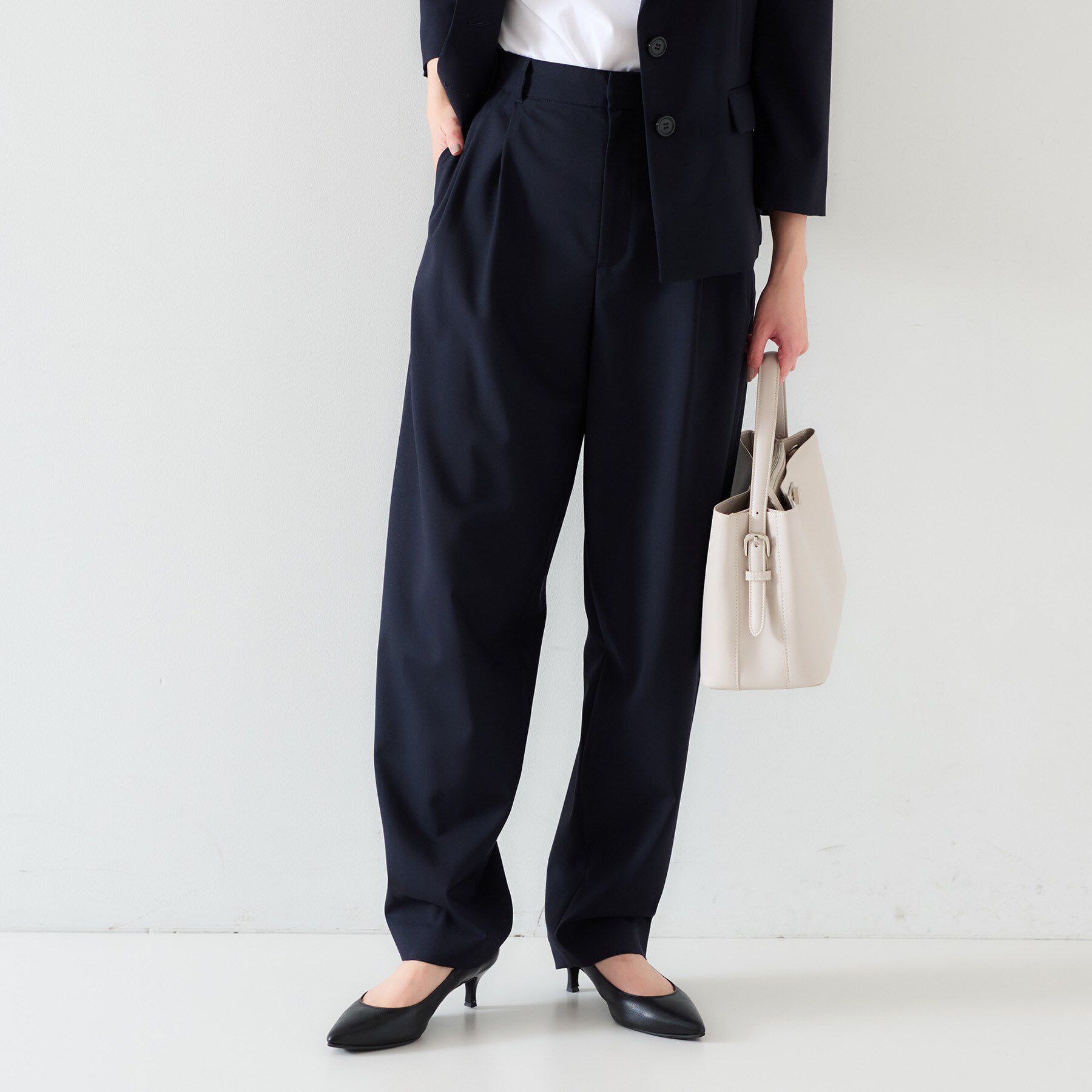 UNTITLED「【オンオフ使える/セットアップ可能】トロピカルウール カーブテーパードパンツ」|その他|ネイビー(094)