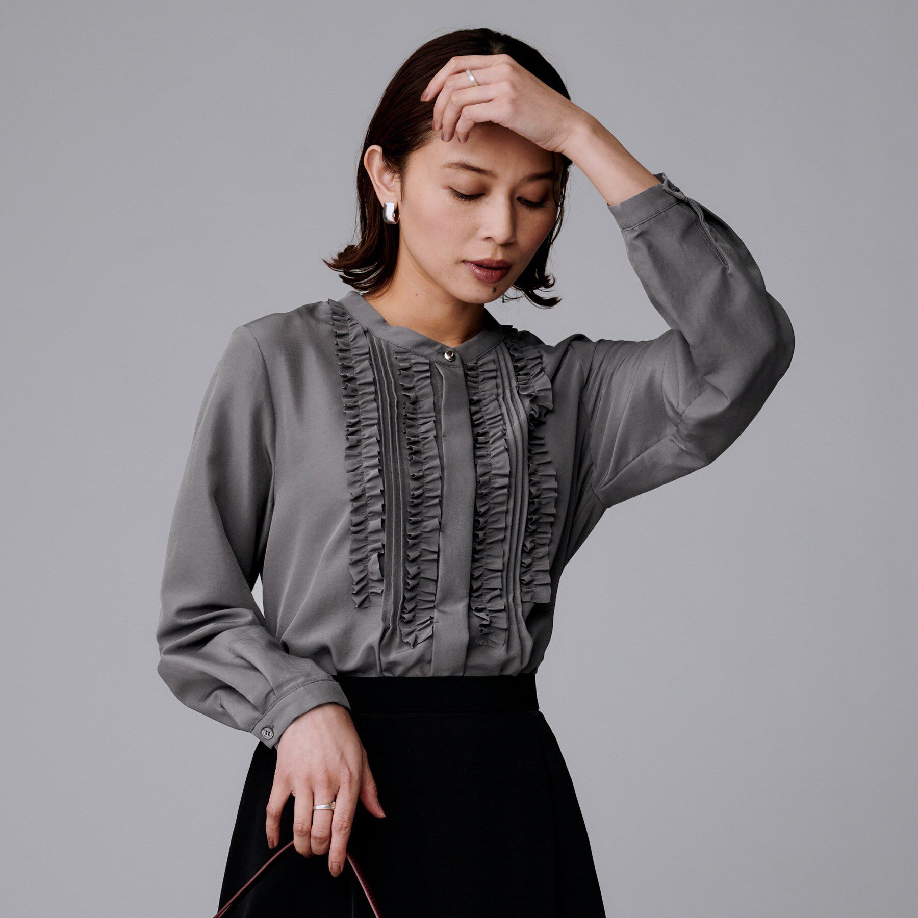 UNTITLED「【1枚で着映え/オンオフ着回し】フリルサテンブラウス」|シャツ・ブラウス|