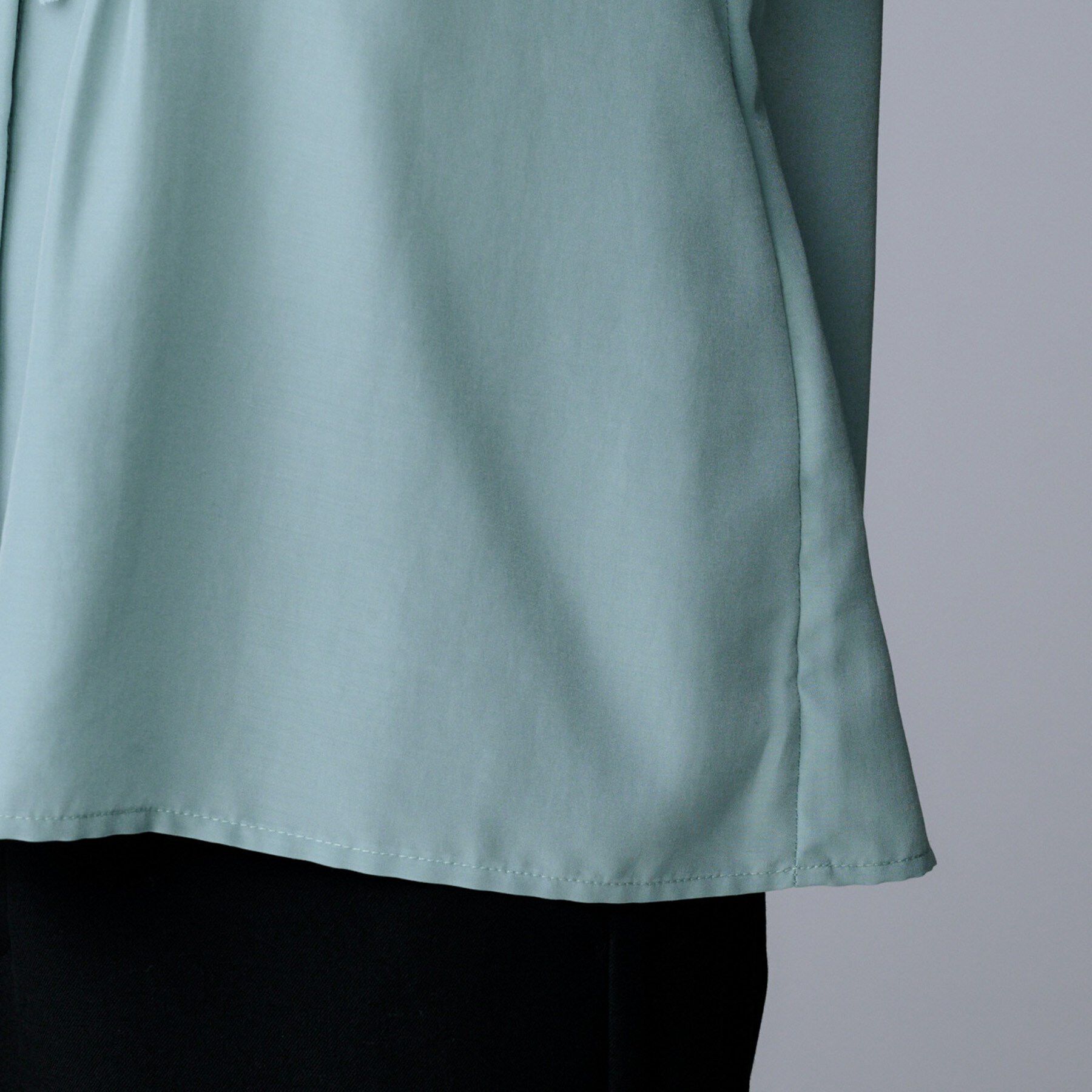 UNTITLED「【1枚で着映え/オンオフ着回し】フリルサテンブラウス」|シャツ・ブラウス|